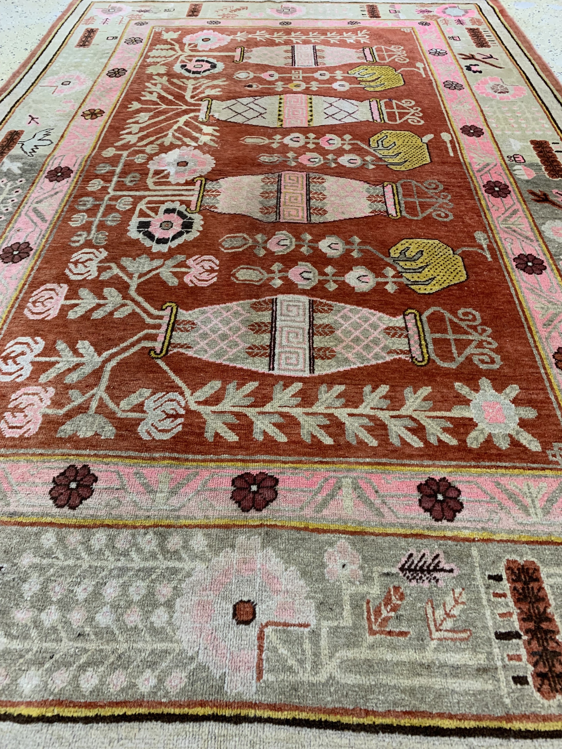 Detail d: Khotan alt, Turkestan, Anfang 20.Jhd, Wolleauf Baumwolle, ca. 268 x 177 cm, EHZ: 2-3 (kleine Restaurierungen).