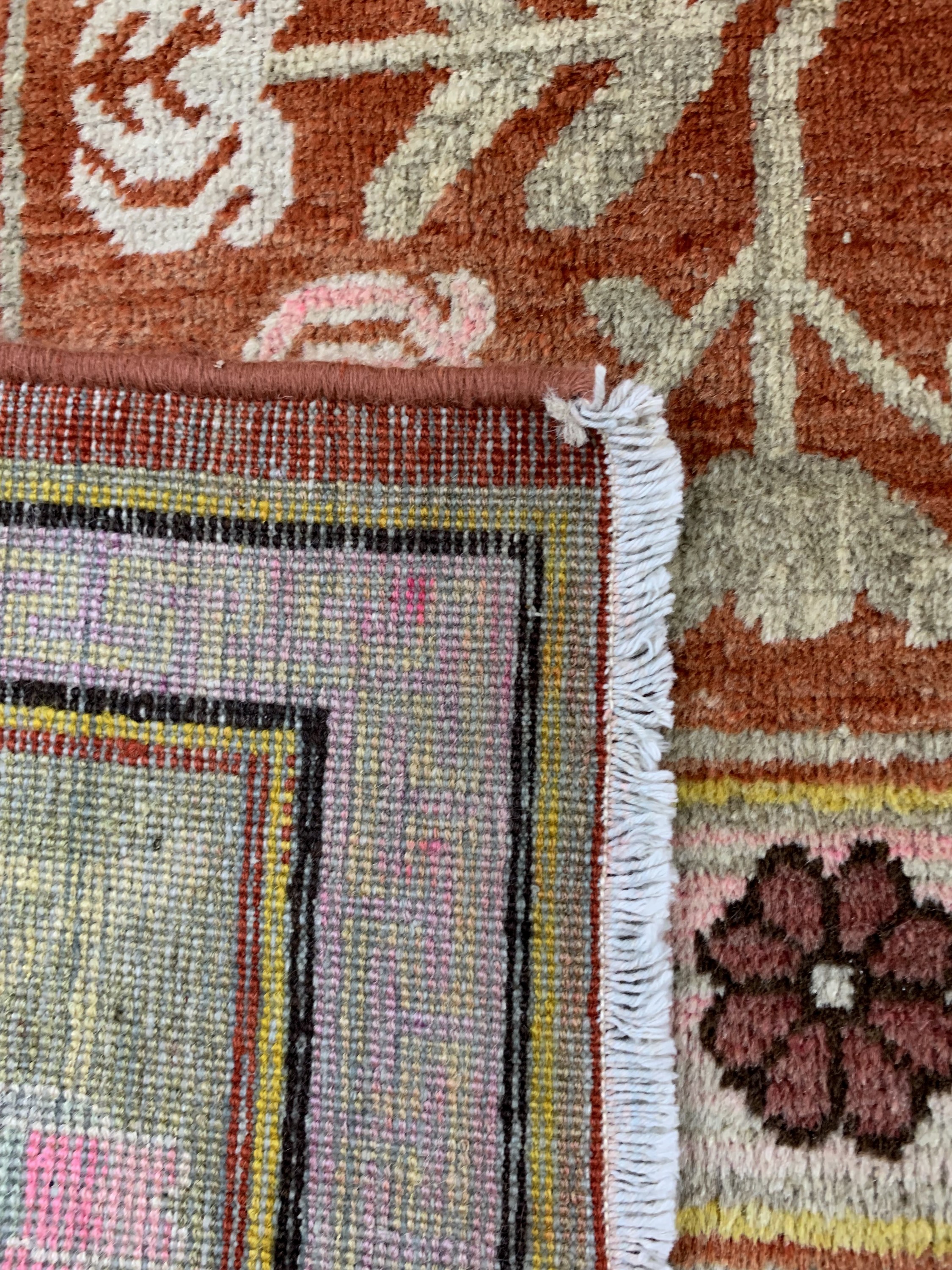 Detail e: Khotan alt, Turkestan, Anfang 20.Jhd, Wolleauf Baumwolle, ca. 268 x 177 cm, EHZ: 2-3 (kleine Restaurierungen).