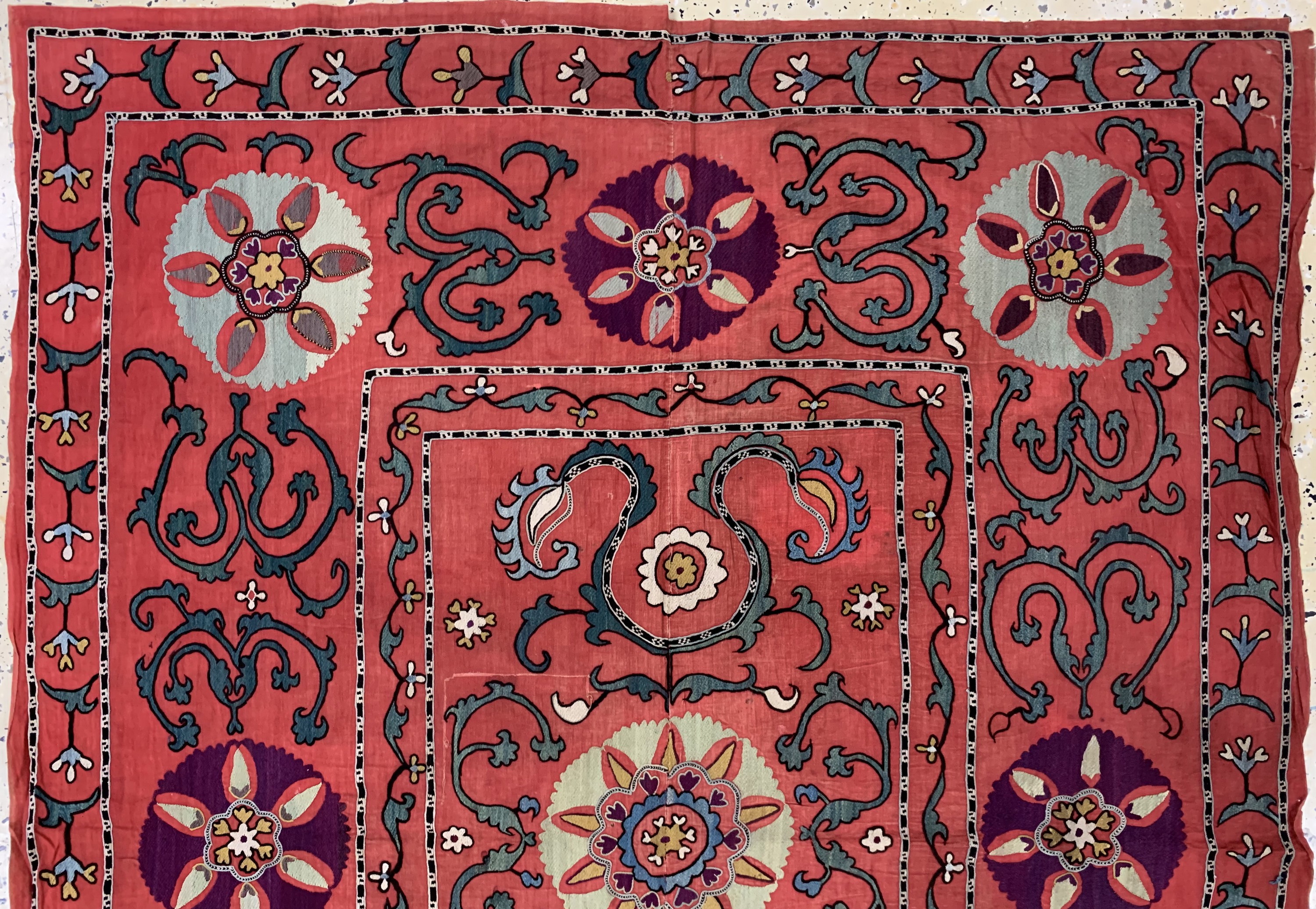 Detail a: Antike Susani, Uzbekistan, um 1900, Seidestickerei, ca. 152 x 120 cm, EHZ: 3
