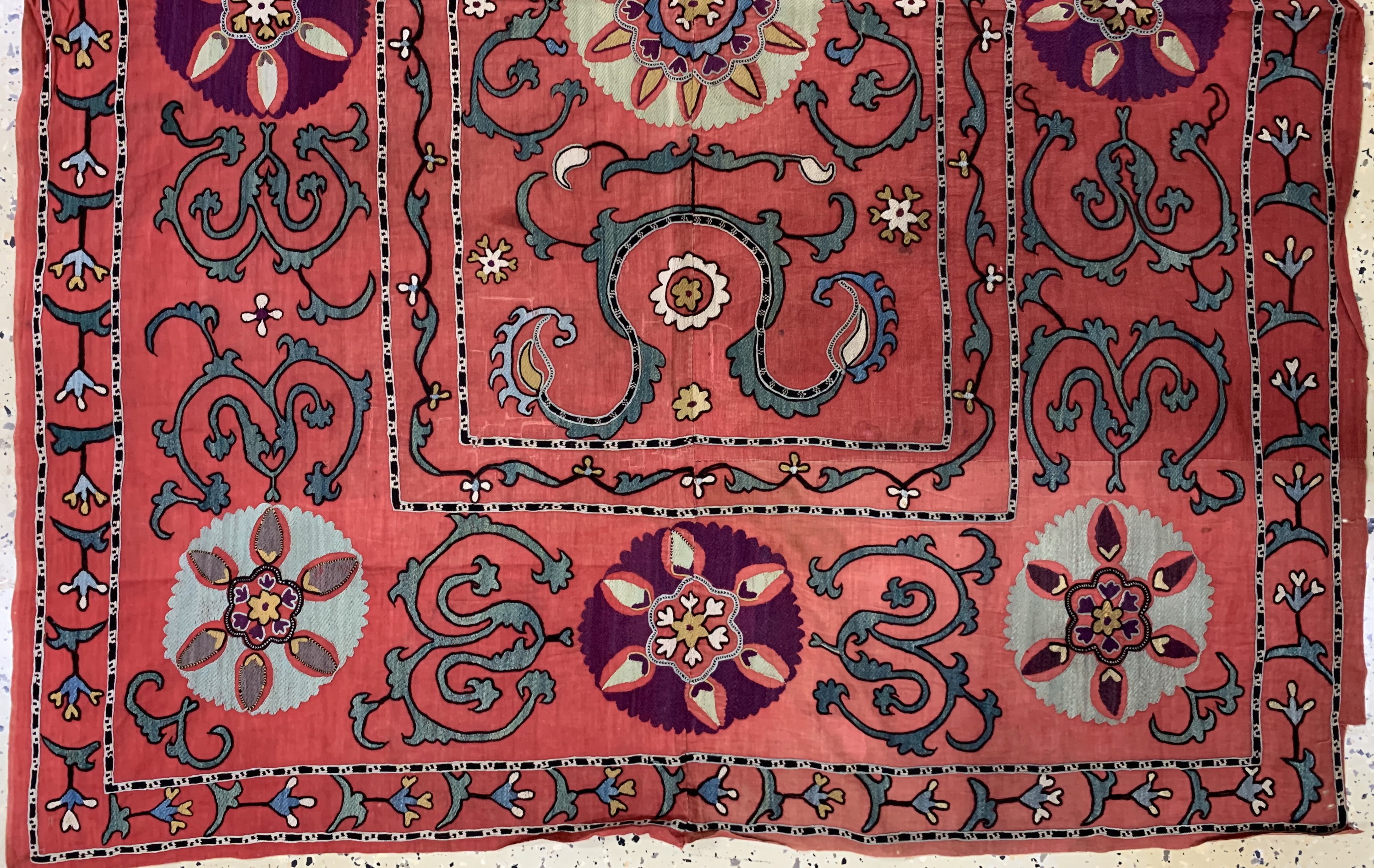 Detail b: Antike Susani, Uzbekistan, um 1900, Seidestickerei, ca. 152 x 120 cm, EHZ: 3