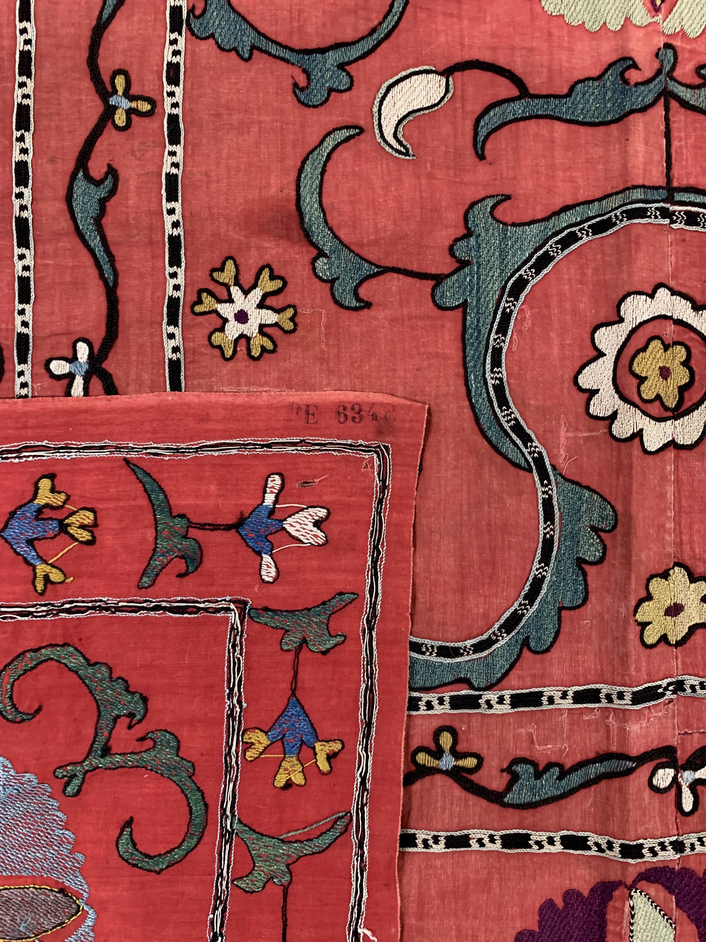 Detail d: Antike Susani, Uzbekistan, um 1900, Seidestickerei, ca. 152 x 120 cm, EHZ: 3
