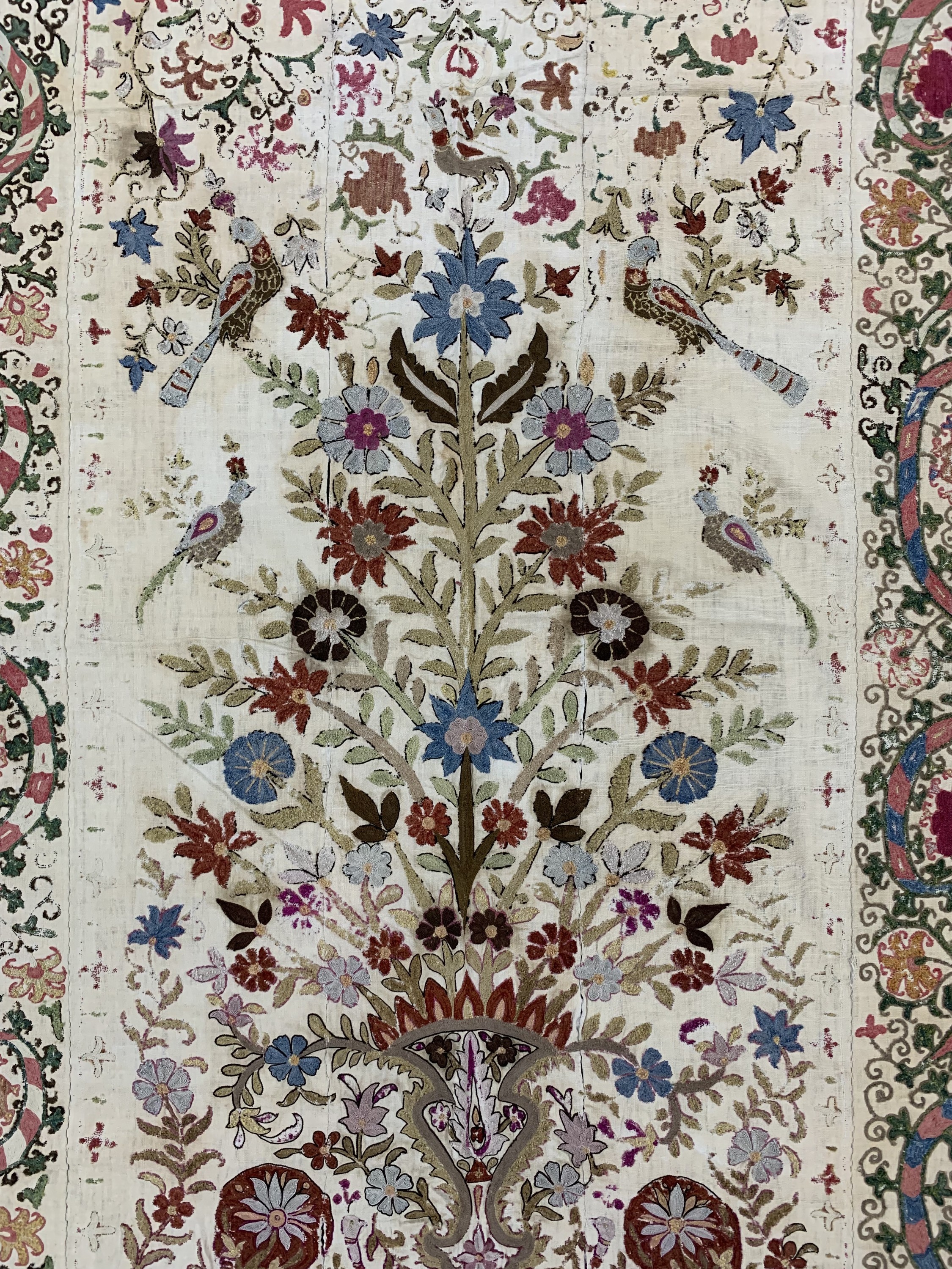 Detail b: "Buchara"Susani antik, Uzbekistan, 19.Jhd, Seidenstickerei, ca. 224 x 137 cm, EHZ: 3