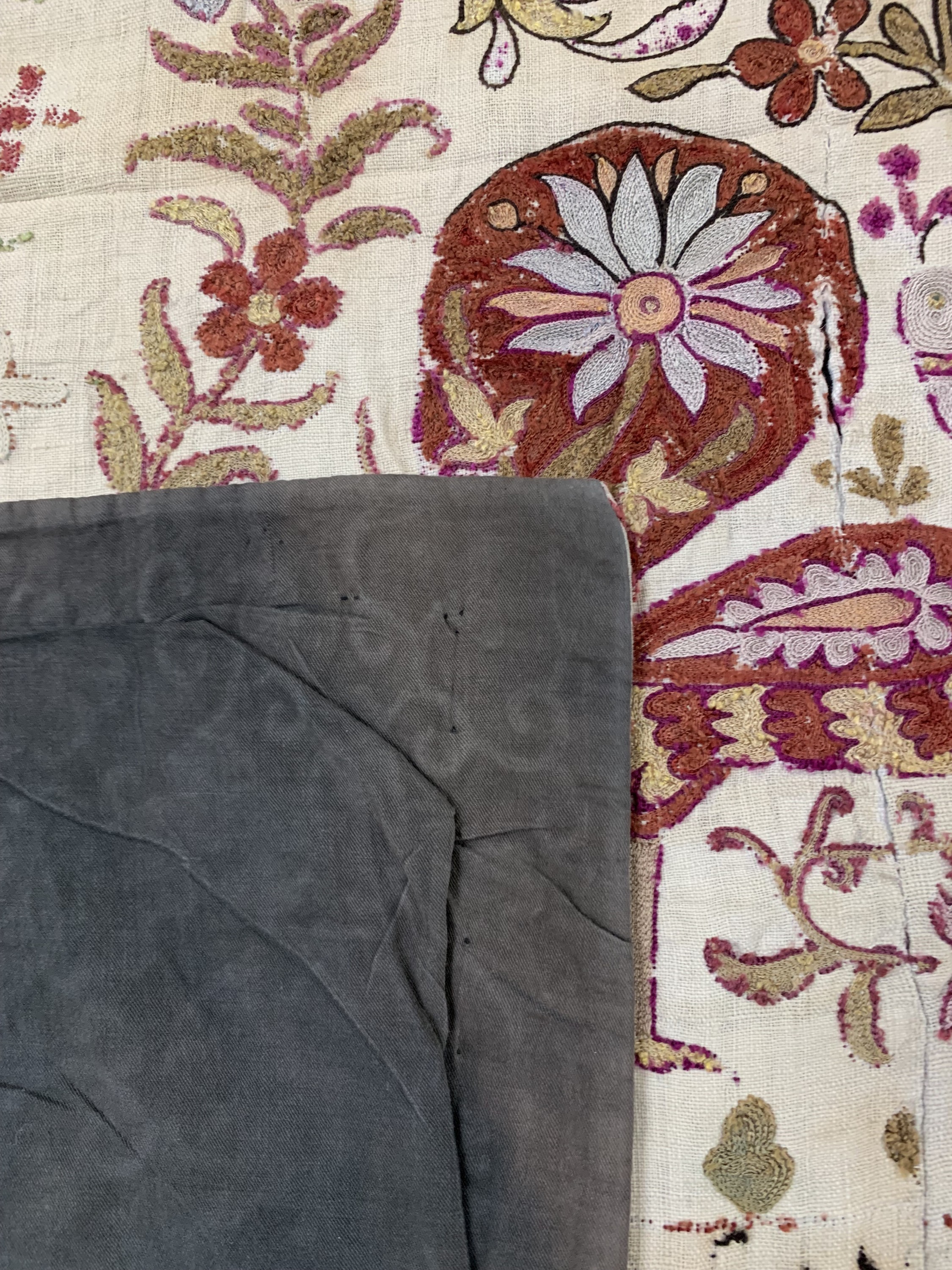 Detail e: "Buchara"Susani antik, Uzbekistan, 19.Jhd, Seidenstickerei, ca. 224 x 137 cm, EHZ: 3