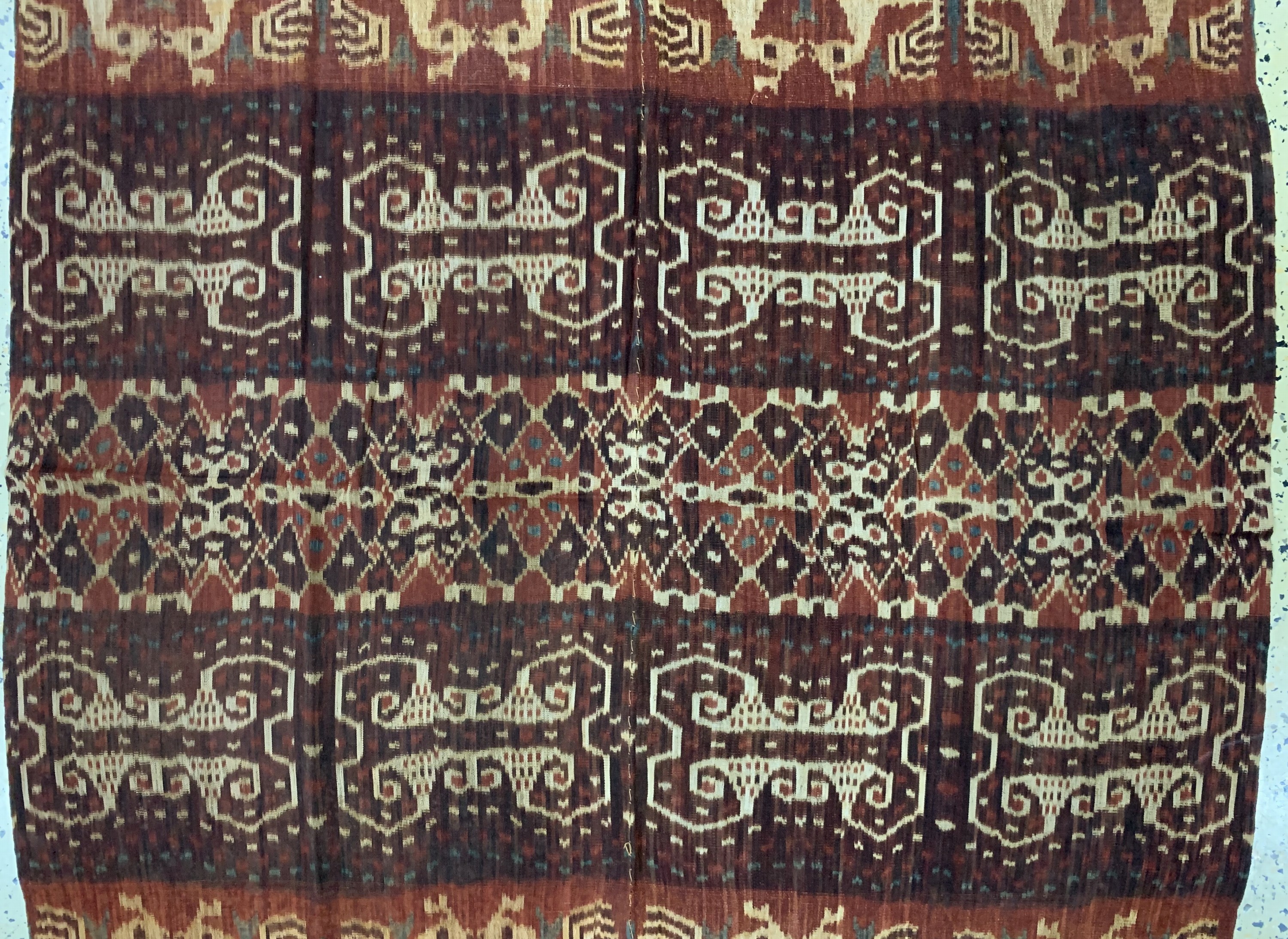 Detail b: Sumba Ikat, Indonesien, Anfang 20.Jhd, Baumwolle, ca. 213 x 110 cm, EHZ: 2