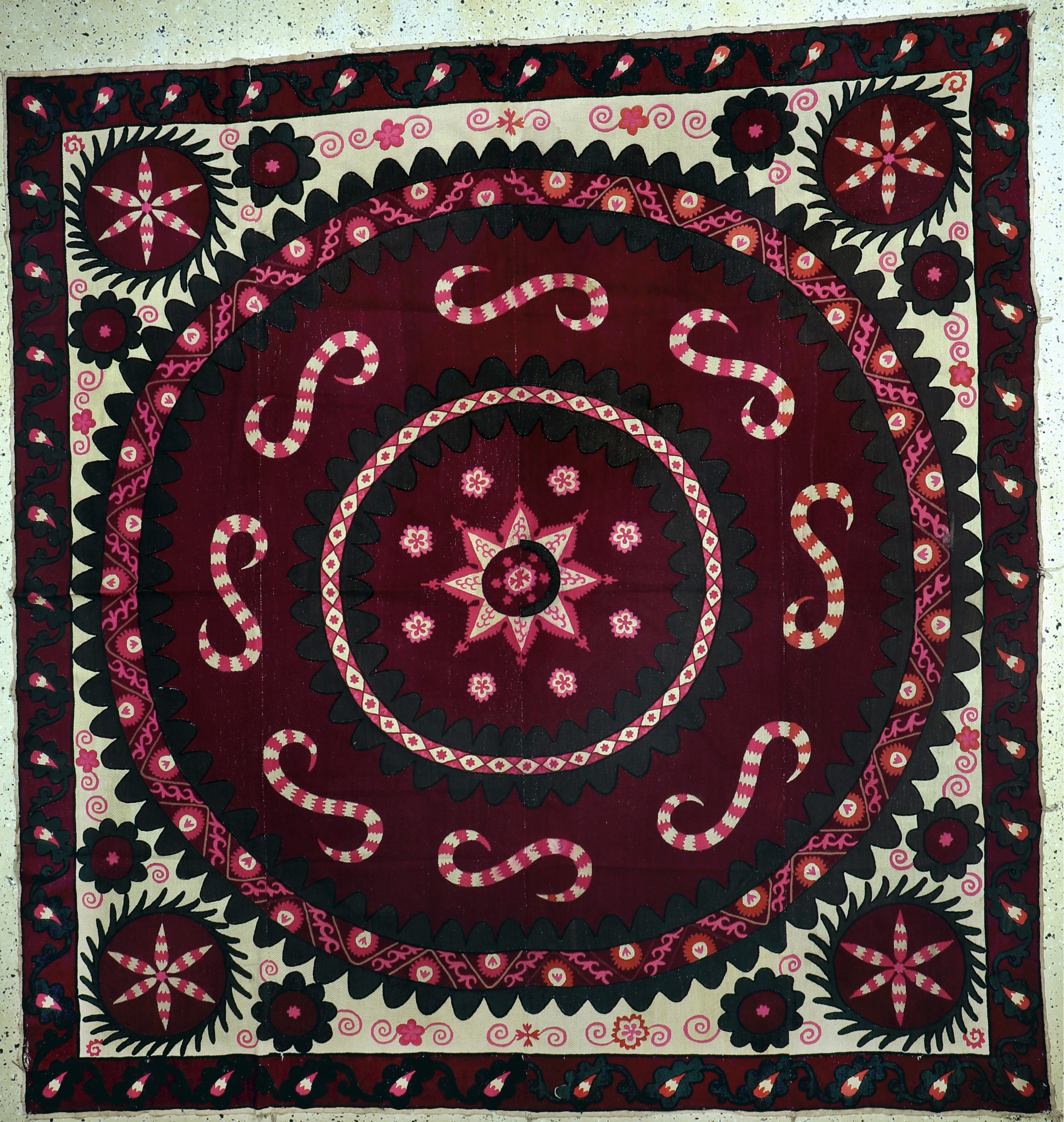 Taschkent Susani, Uzbekistan, um 1900, Seide-Baumwollstickerei, ca. 255 x 240 cm, EHZ: 2, (kleine Risse am Rand)