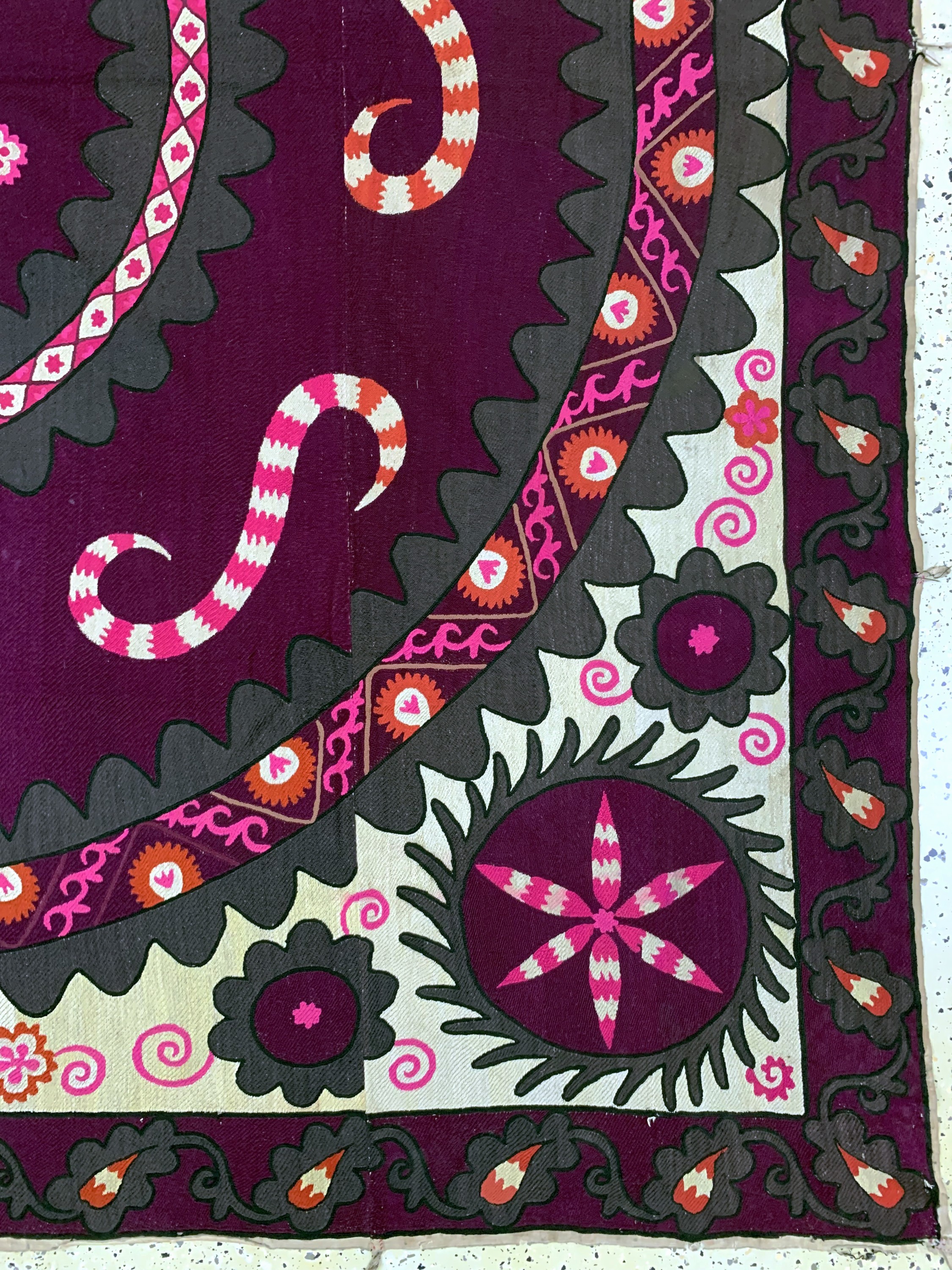 Detail a: Taschkent Susani, Uzbekistan, um 1900, Seide-Baumwollstickerei, ca. 255 x 240 cm, EHZ: 2, (kleine Risse am Rand)