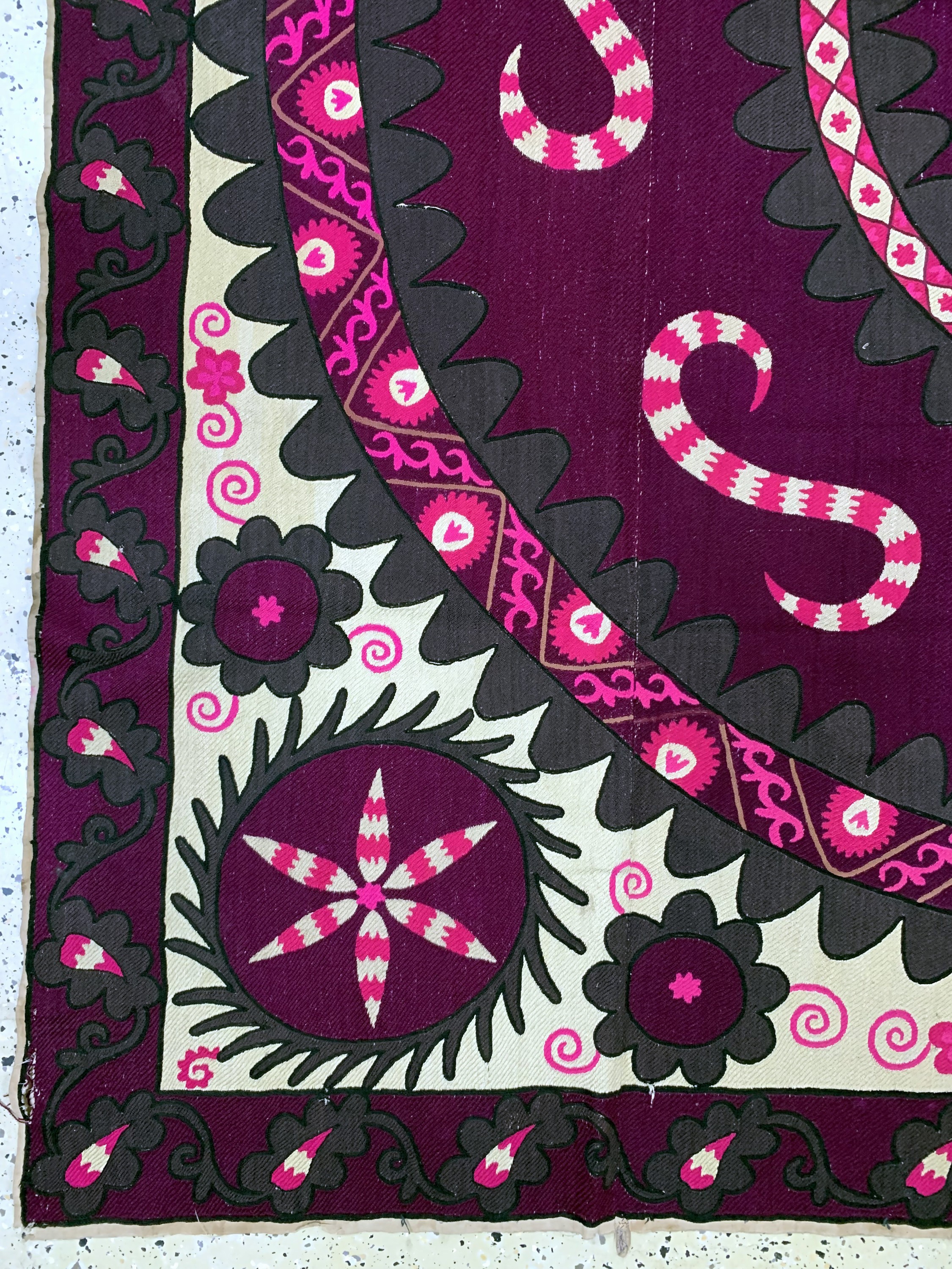 Detail b: Taschkent Susani, Uzbekistan, um 1900, Seide-Baumwollstickerei, ca. 255 x 240 cm, EHZ: 2, (kleine Risse am Rand)
