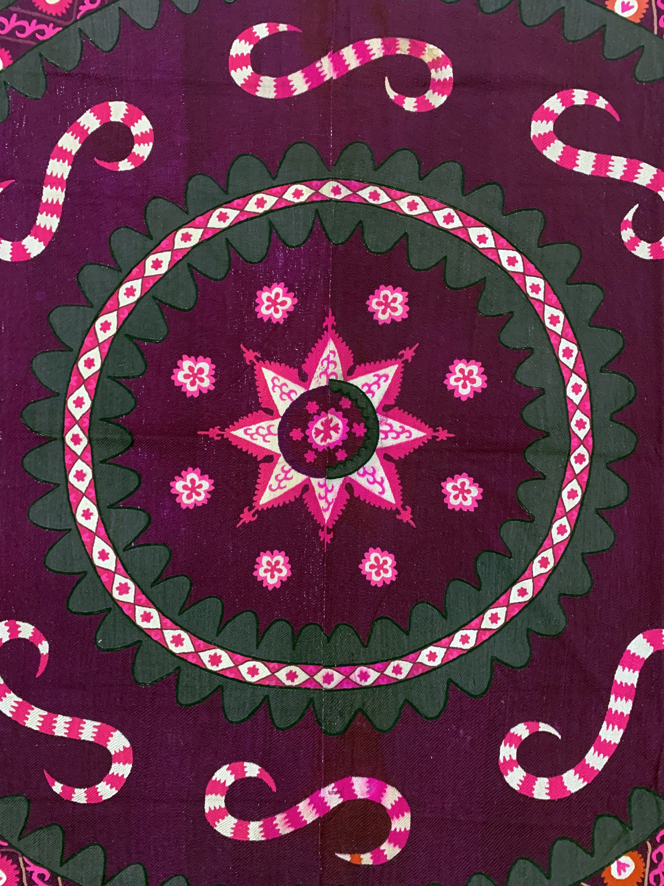 Detail c: Taschkent Susani, Uzbekistan, um 1900, Seide-Baumwollstickerei, ca. 255 x 240 cm, EHZ: 2, (kleine Risse am Rand)
