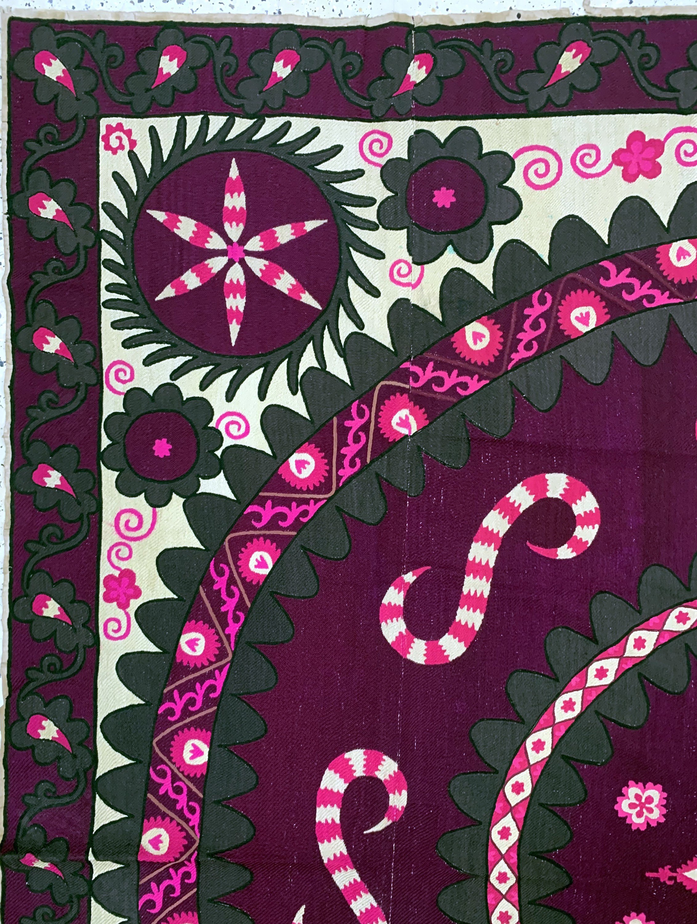 Detail d: Taschkent Susani, Uzbekistan, um 1900, Seide-Baumwollstickerei, ca. 255 x 240 cm, EHZ: 2, (kleine Risse am Rand)