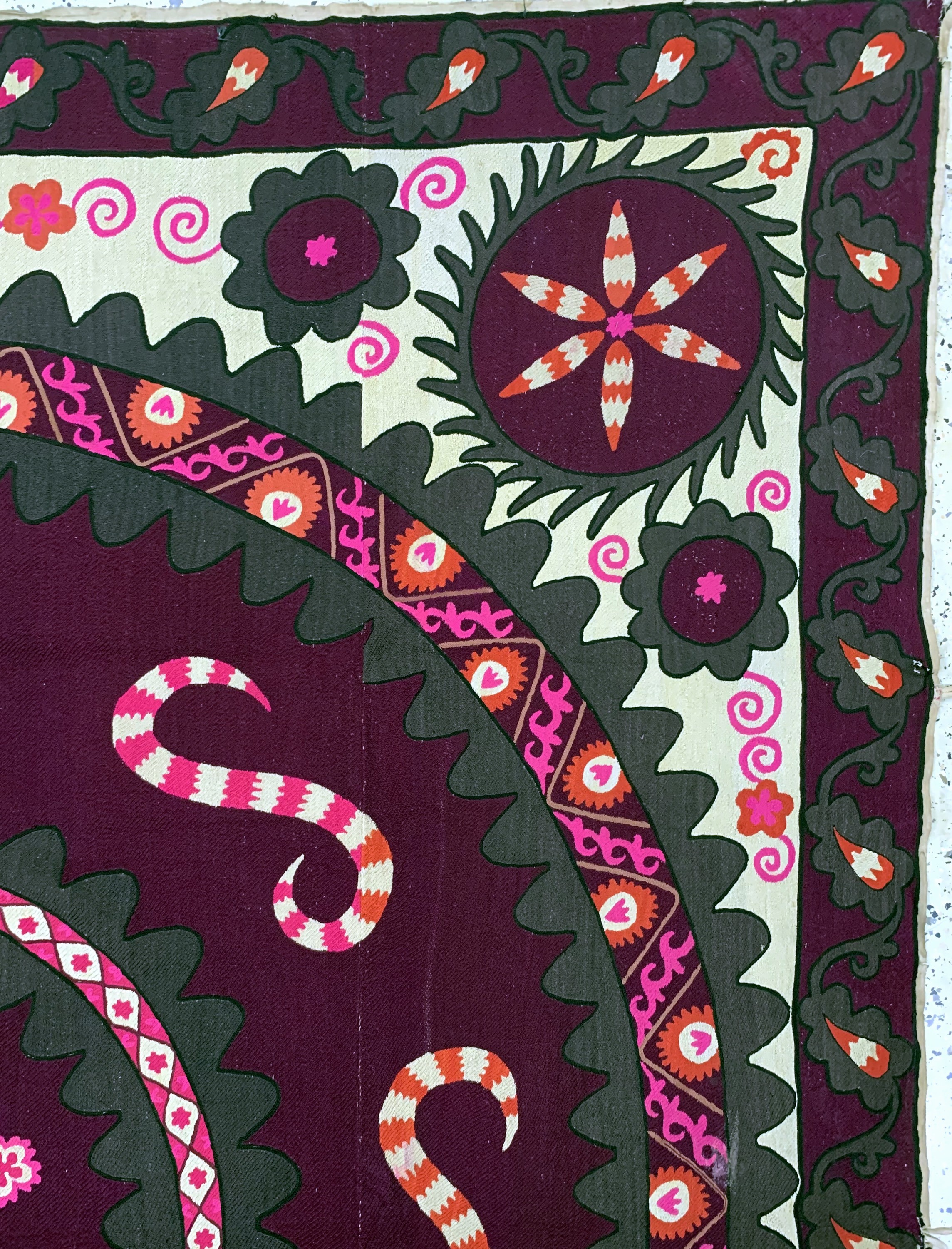 Detail e: Taschkent Susani, Uzbekistan, um 1900, Seide-Baumwollstickerei, ca. 255 x 240 cm, EHZ: 2, (kleine Risse am Rand)