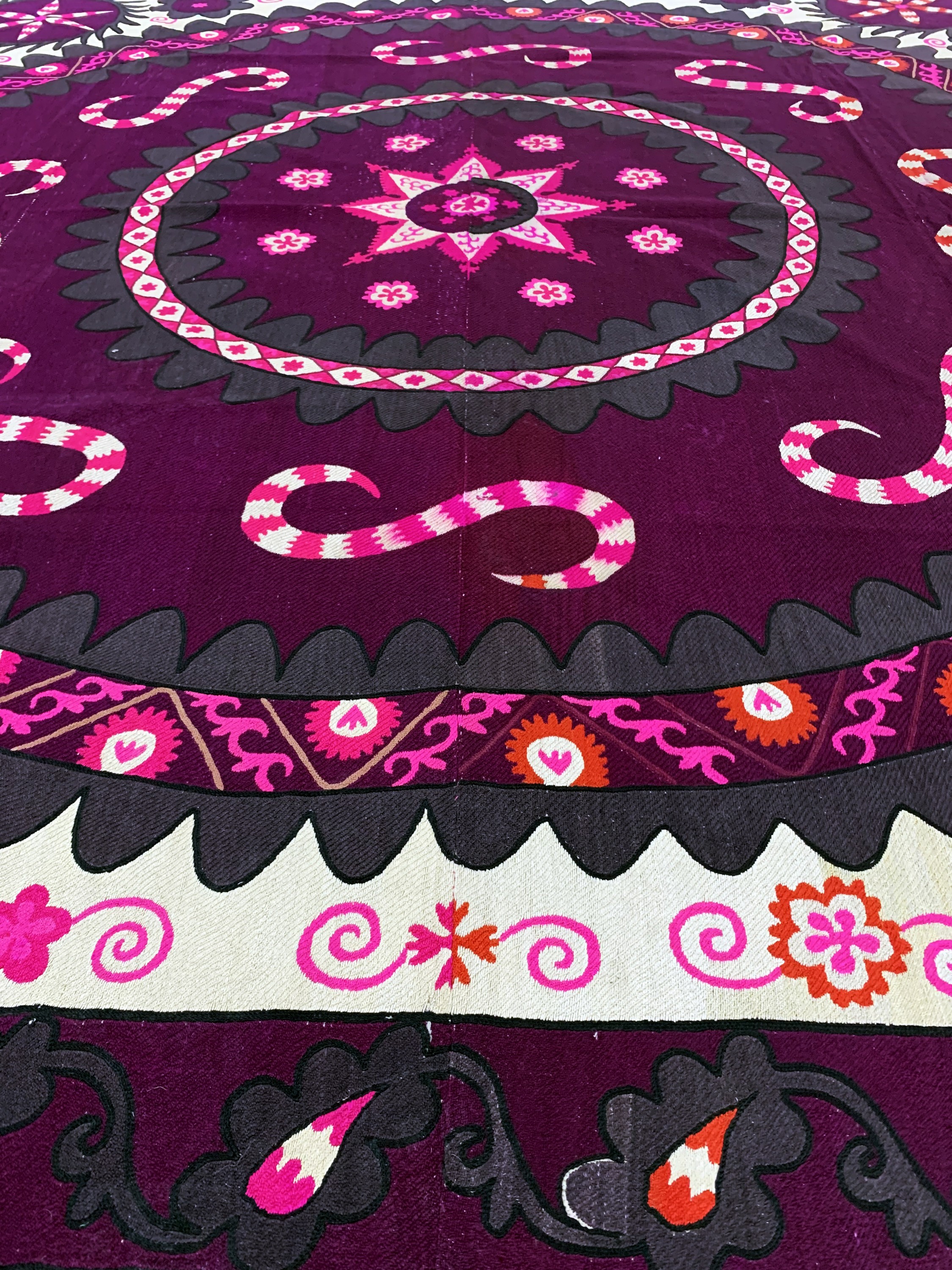 Detail f: Taschkent Susani, Uzbekistan, um 1900, Seide-Baumwollstickerei, ca. 255 x 240 cm, EHZ: 2, (kleine Risse am Rand)