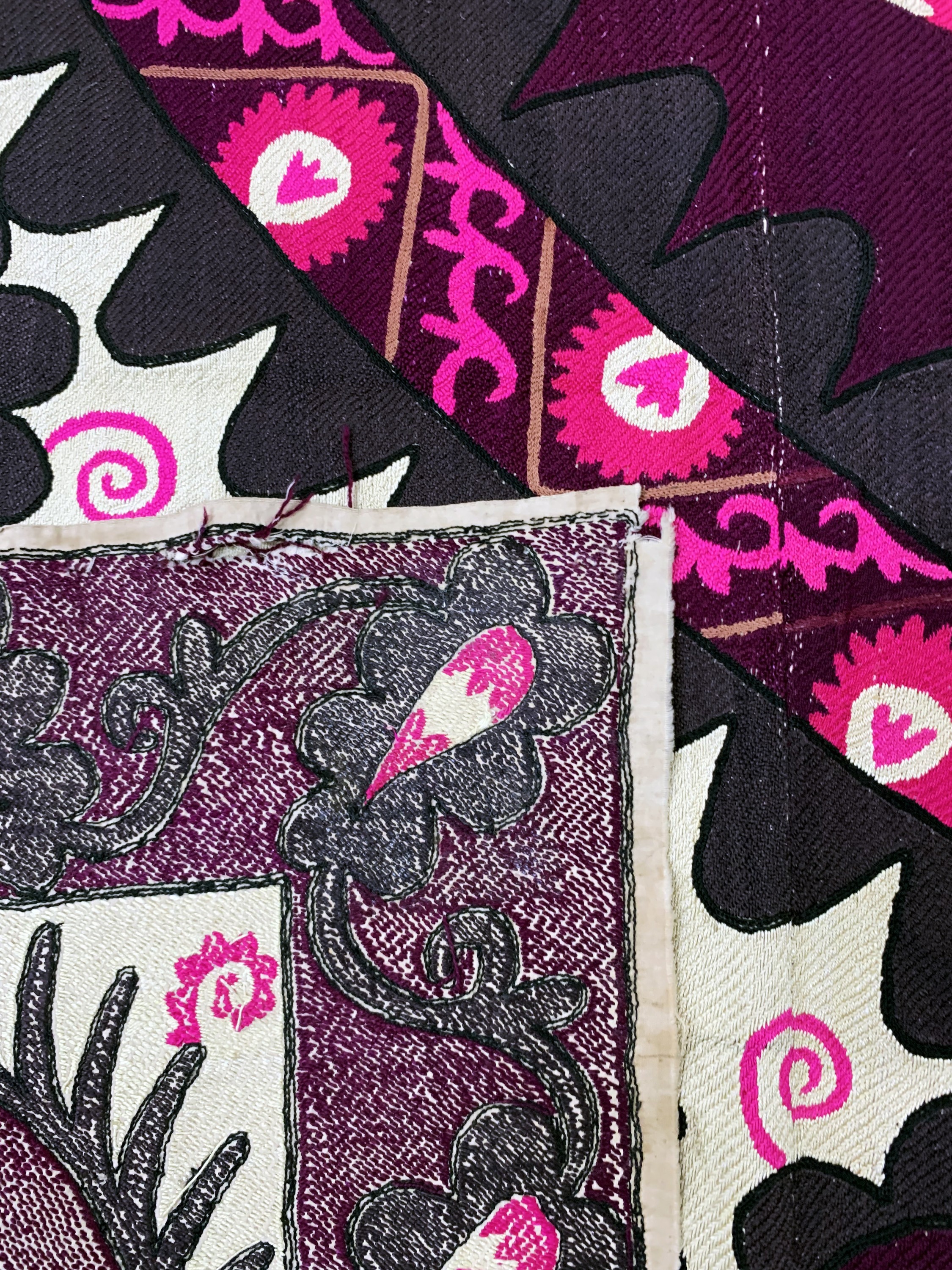 Detail g: Taschkent Susani, Uzbekistan, um 1900, Seide-Baumwollstickerei, ca. 255 x 240 cm, EHZ: 2, (kleine Risse am Rand)