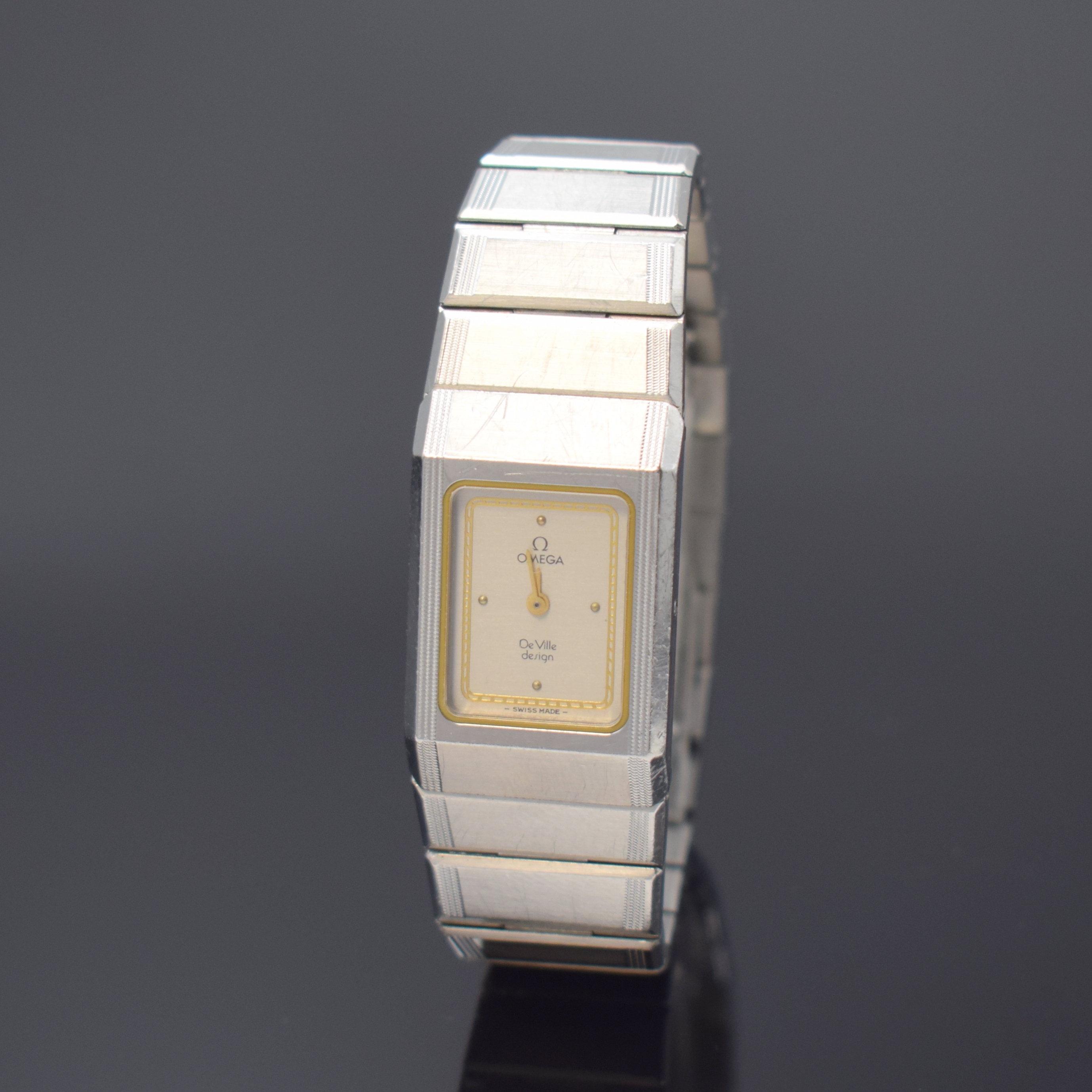 OMEGA De Ville Design Damenarmbanduhr in Stahl/Stahlband, Schweiz um 1980, quartz, rechteck. Geh. m. integr. Band, Boden m. De Ville-Symbol 4-fach ...