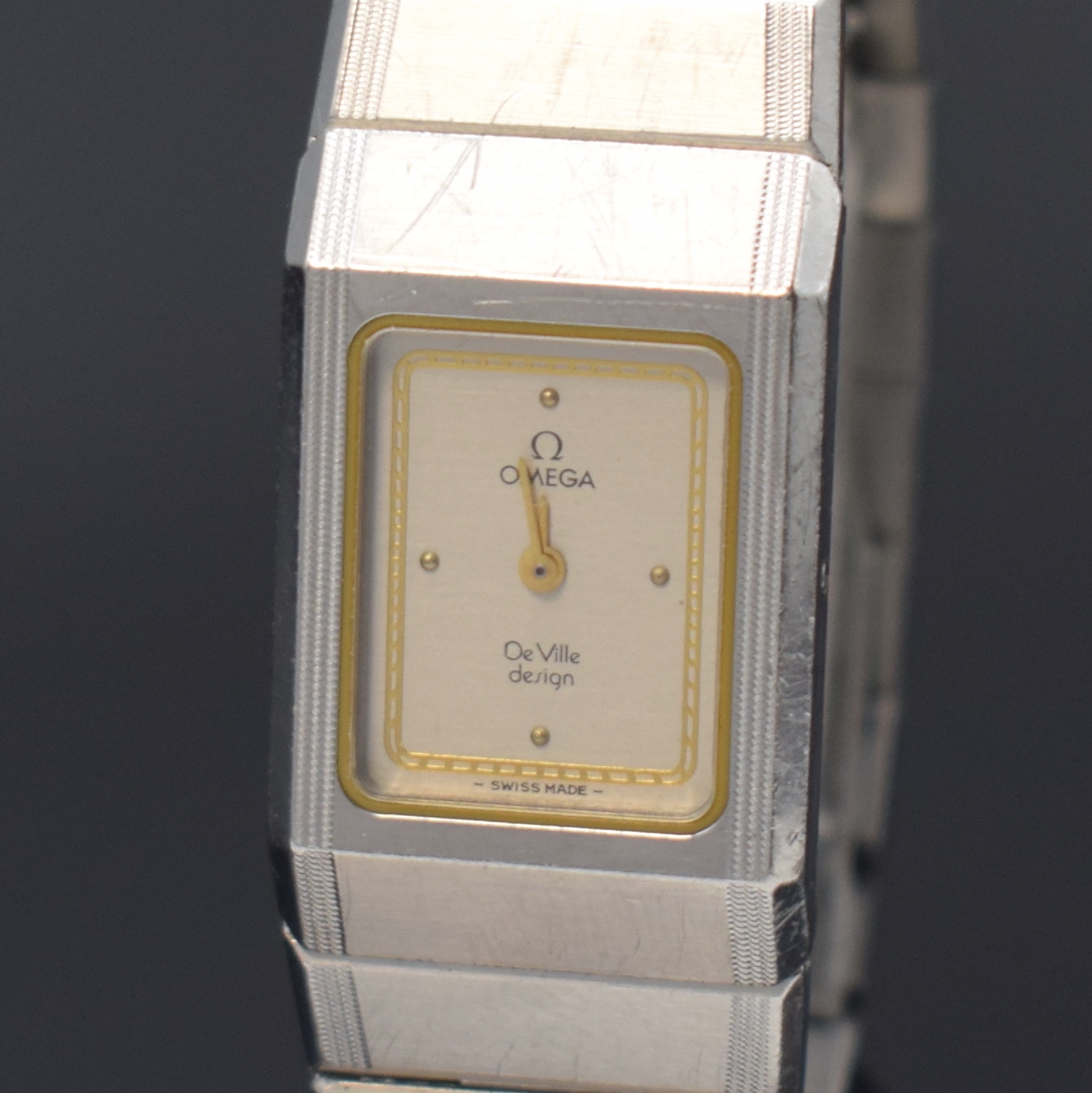 Detail a: OMEGA De Ville Design Damenarmbanduhr in Stahl/Stahlband, Schweiz um 1980, quartz, rechteck. Geh. m. integr. Band, Boden m. De Ville-Symbol 4-fach ...