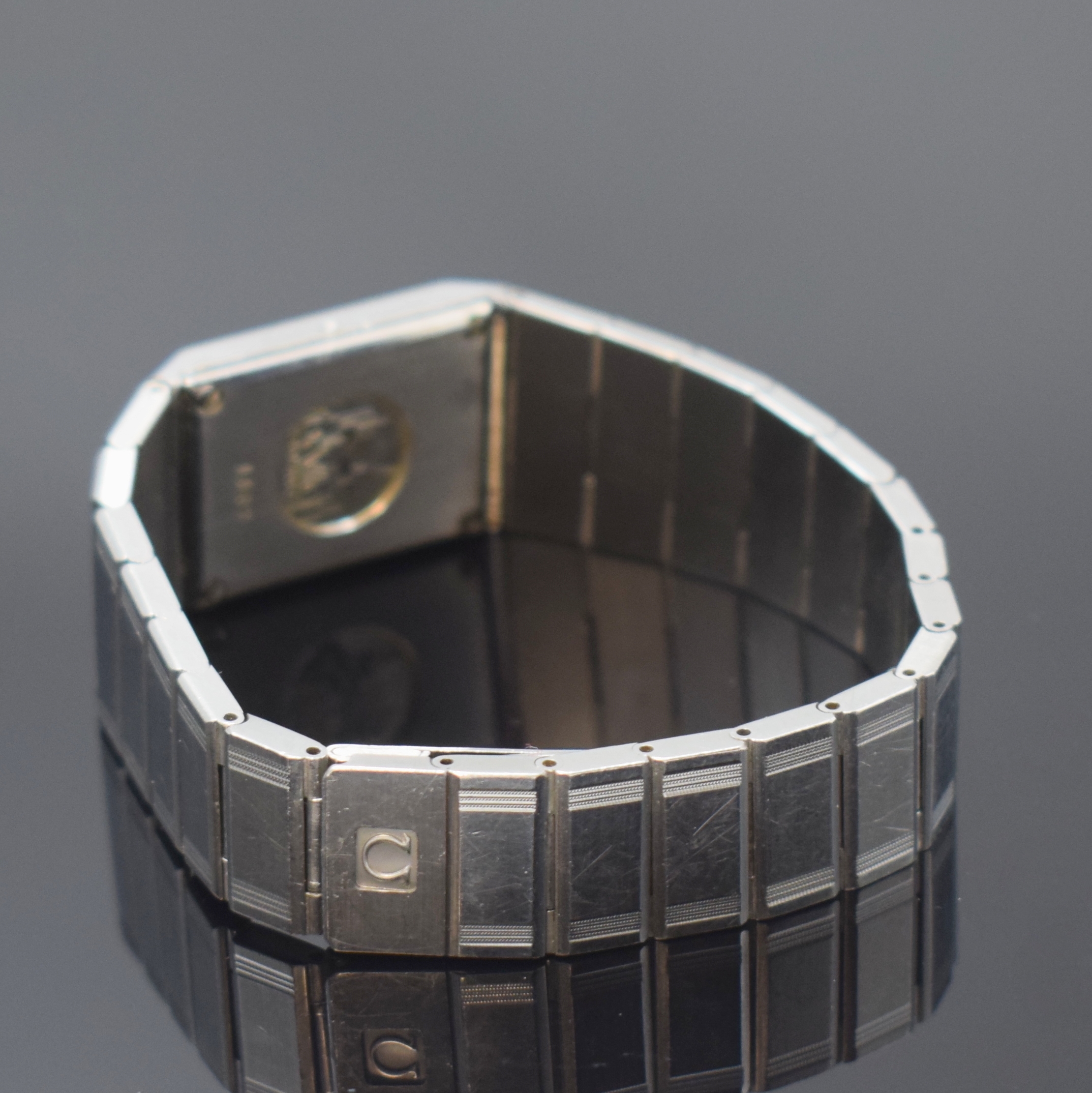 Detail b: OMEGA De Ville Design Damenarmbanduhr in Stahl/Stahlband, Schweiz um 1980, quartz, rechteck. Geh. m. integr. Band, Boden m. De Ville-Symbol 4-fach ...