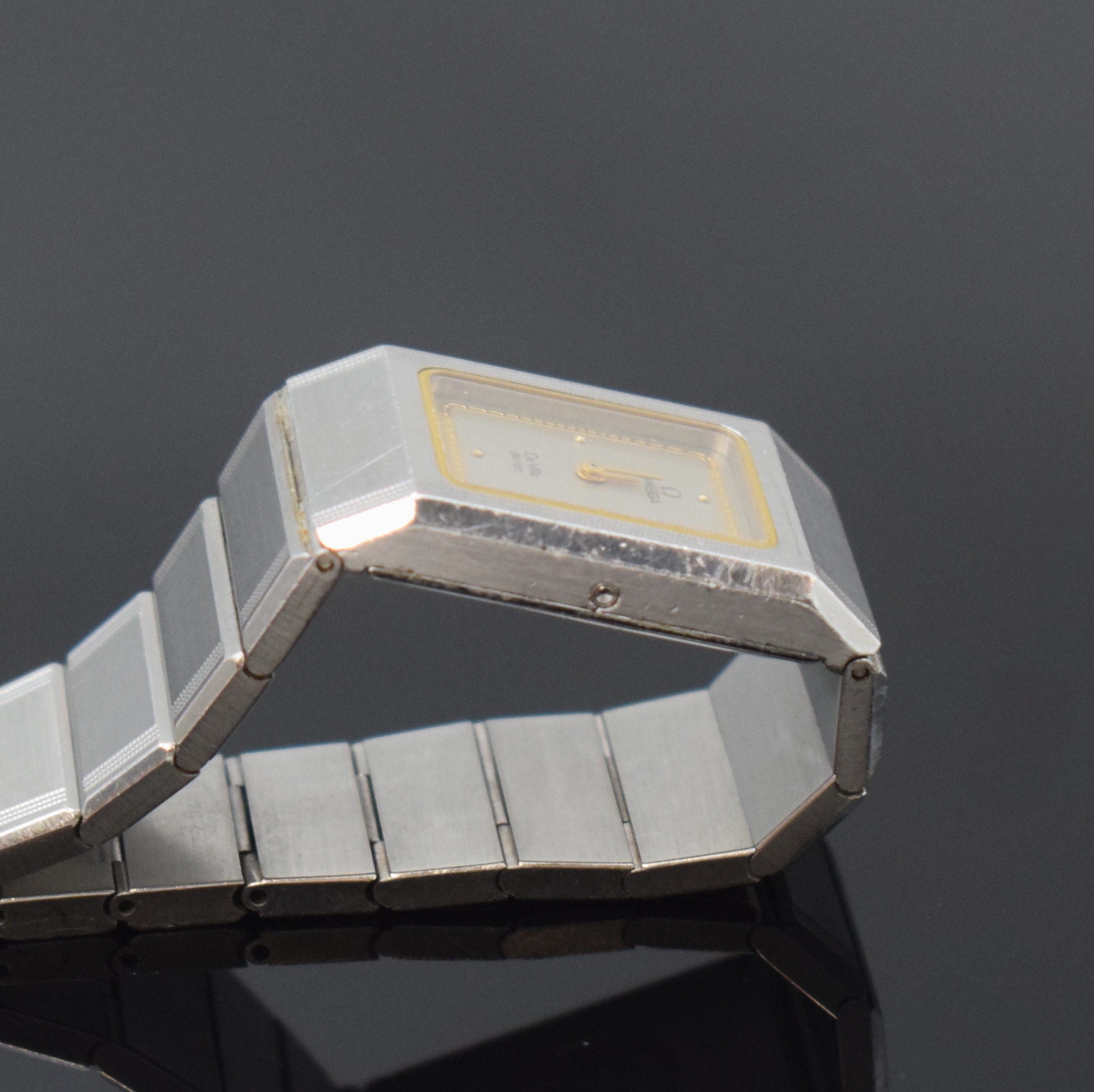 Detail c: OMEGA De Ville Design Damenarmbanduhr in Stahl/Stahlband, Schweiz um 1980, quartz, rechteck. Geh. m. integr. Band, Boden m. De Ville-Symbol 4-fach ...