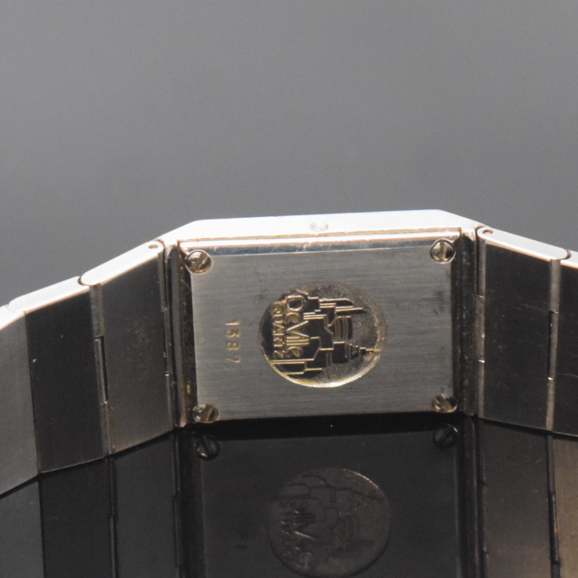 Detail d: OMEGA De Ville Design Damenarmbanduhr in Stahl/Stahlband, Schweiz um 1980, quartz, rechteck. Geh. m. integr. Band, Boden m. De Ville-Symbol 4-fach ...