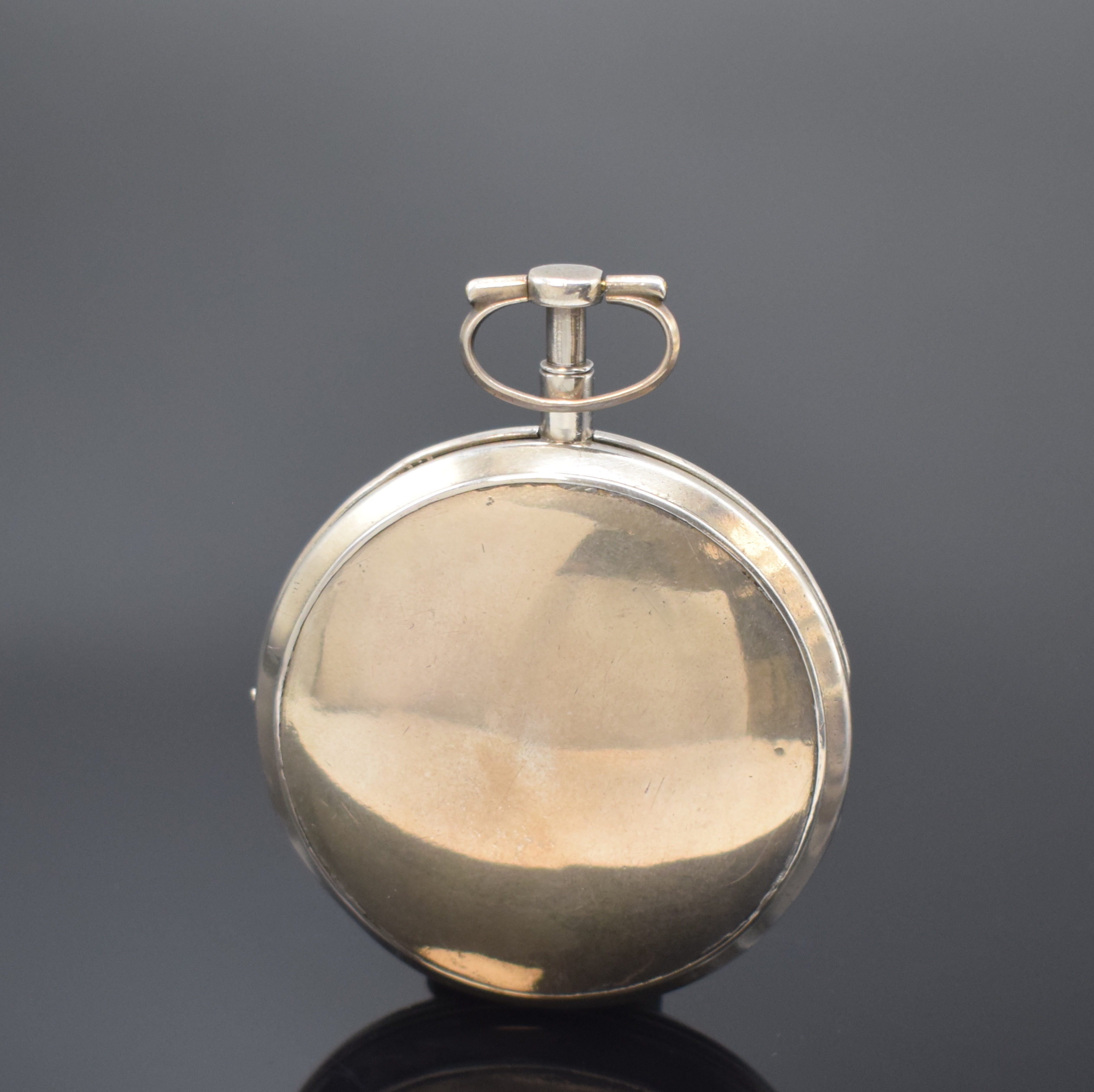Detail a: Spindeltaschenuhr mit Zentralsekunde, Tag und Datum, Schweiz um 1780, offenes, glattes Geh. m. langem Pendant, im Boden bez. CAR, grav. Lünette, ...