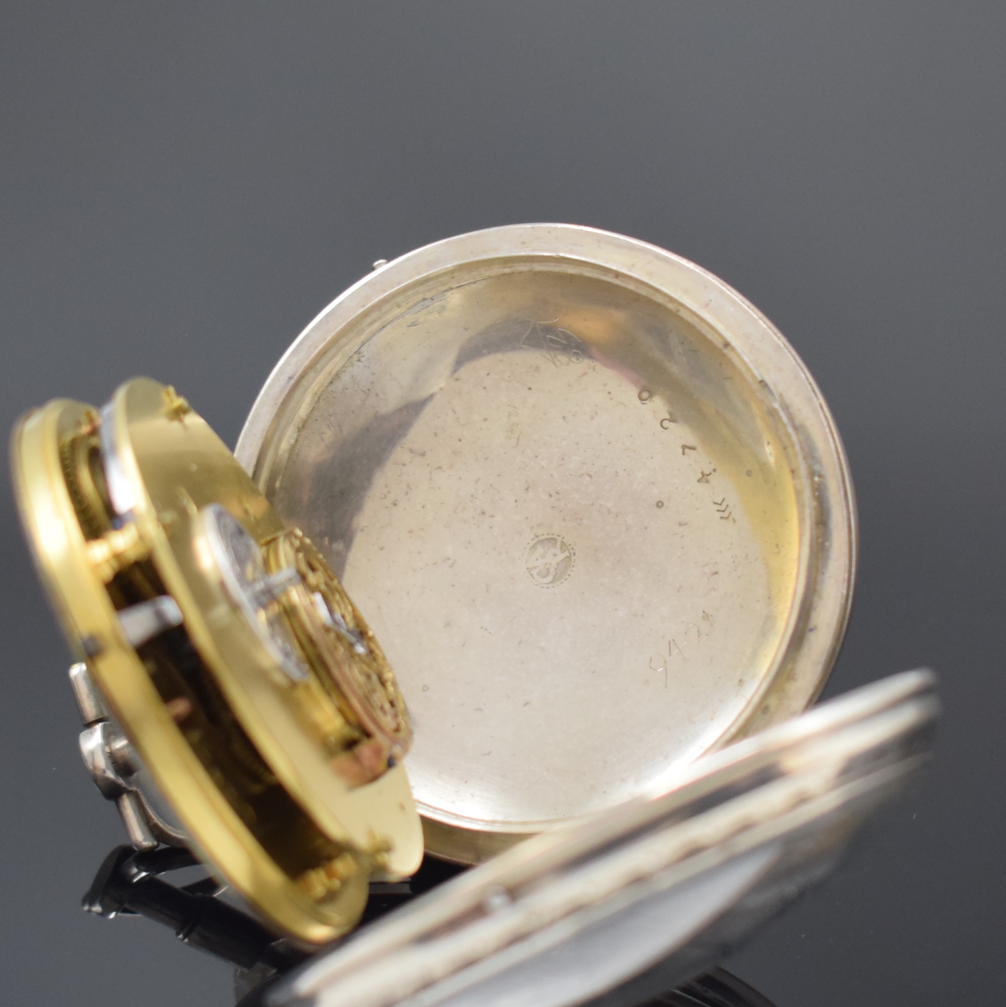 Detail c: Spindeltaschenuhr mit Zentralsekunde, Tag und Datum, Schweiz um 1780, offenes, glattes Geh. m. langem Pendant, im Boden bez. CAR, grav. Lünette, ...