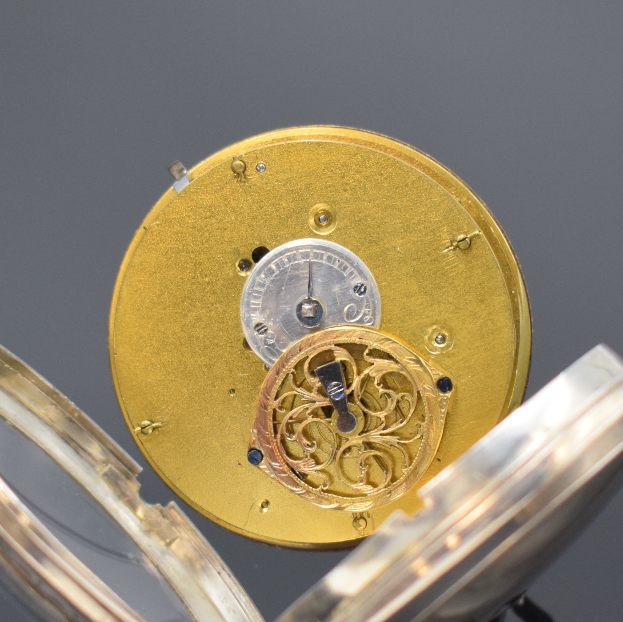 Detail d: Spindeltaschenuhr mit Zentralsekunde, Tag und Datum, Schweiz um 1780, offenes, glattes Geh. m. langem Pendant, im Boden bez. CAR, grav. Lünette, ...