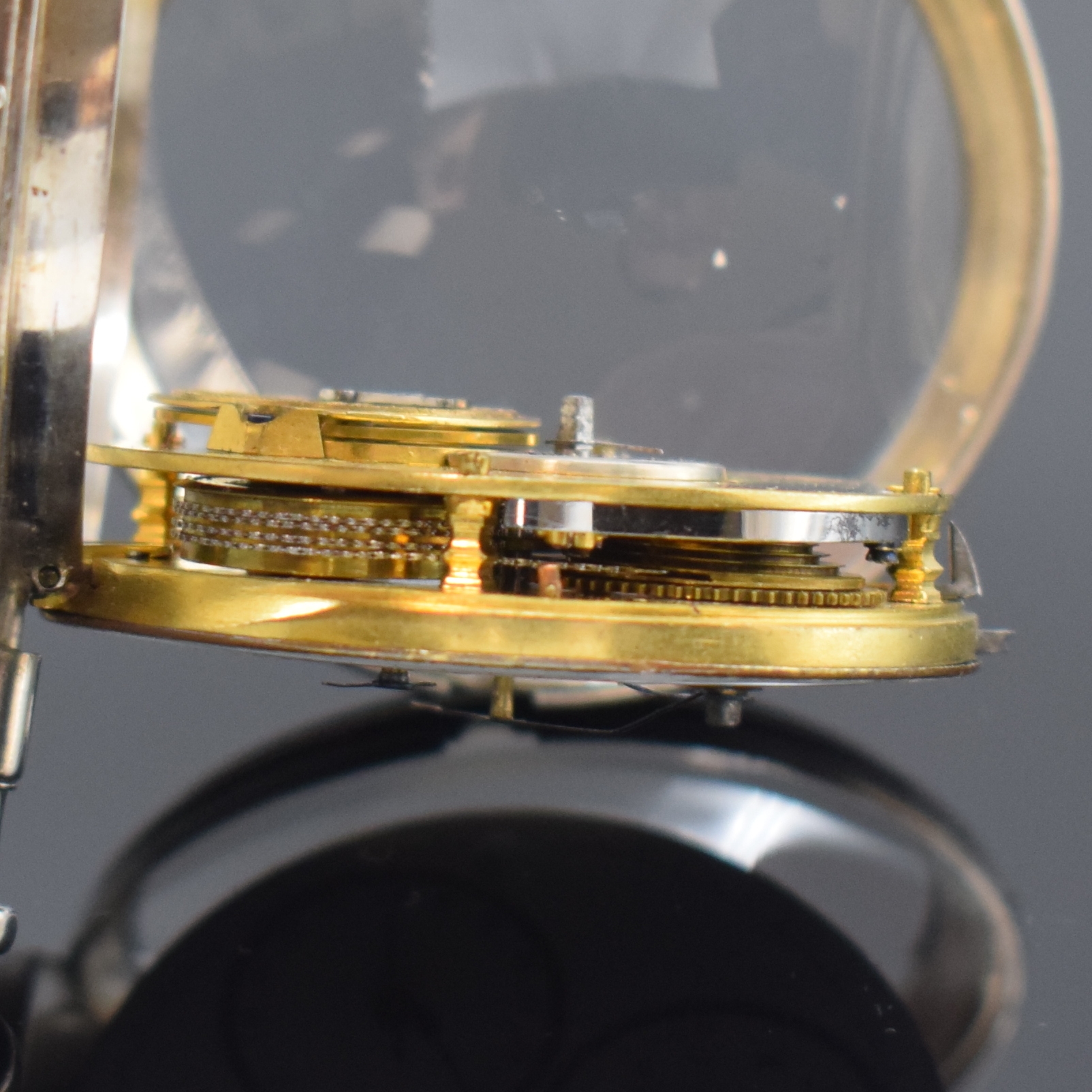 Detail f: Spindeltaschenuhr mit Zentralsekunde, Tag und Datum, Schweiz um 1780, offenes, glattes Geh. m. langem Pendant, im Boden bez. CAR, grav. Lünette, ...
