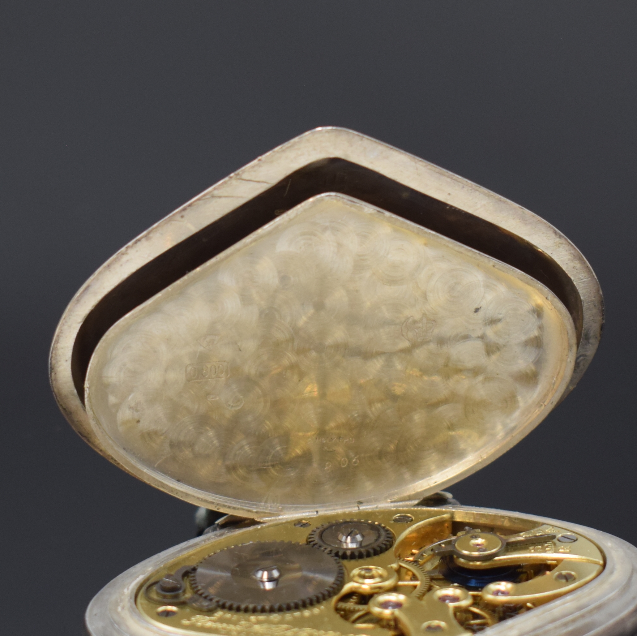 Detail d: SECTOR WATCH / RECORD WATCH in Silber, Schweiz um 1900, floral geprägtes Jugendstil- Geh., Emailzifferbl., arab. Zahlen, gebl. Zeiger, verg. ...