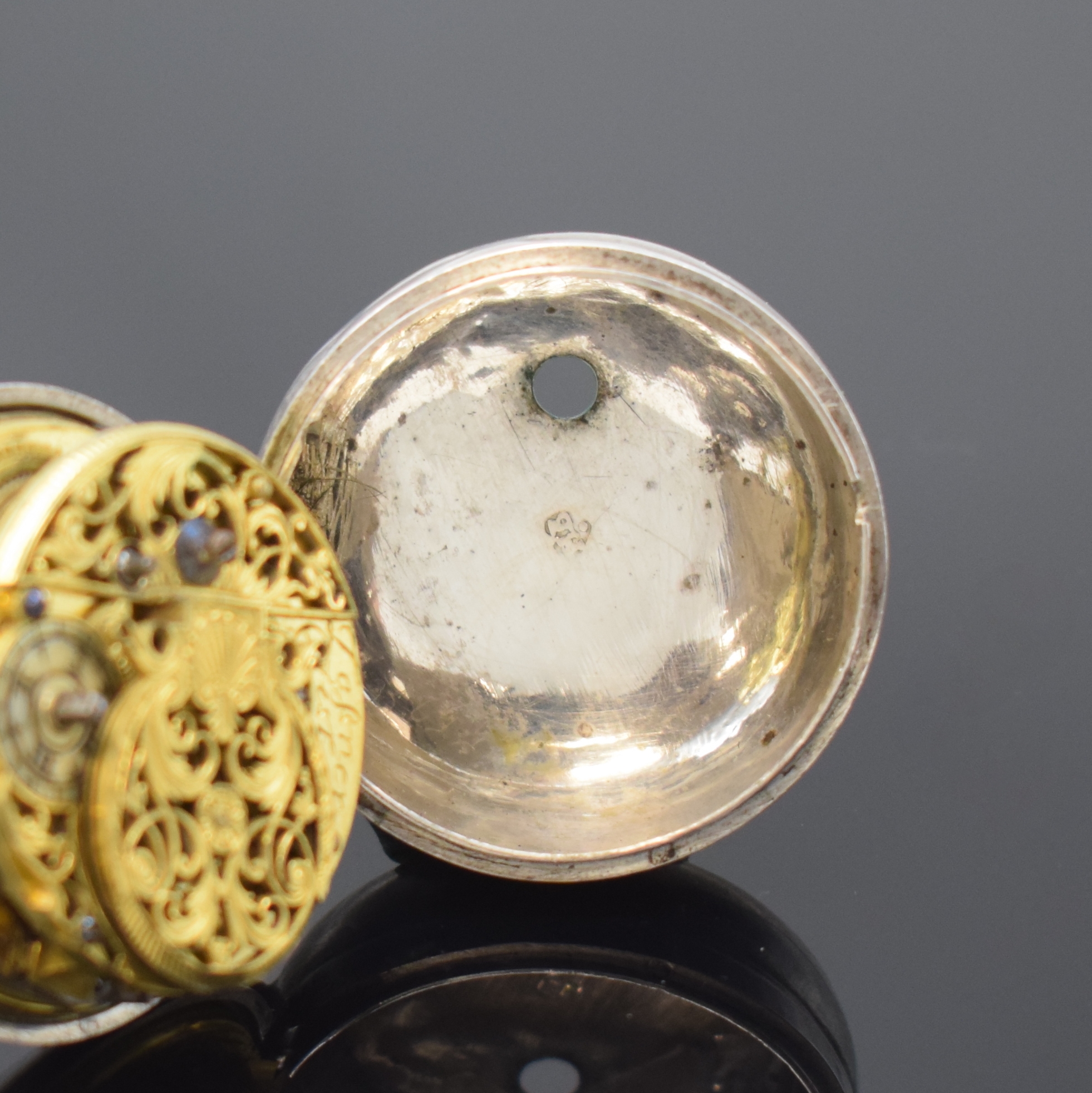 Detail d: ZASSNER Breslau Spindeltaschenuhr mit emailliertem Repousse Übergehäuse in Silber,um 1760, Schlüsselaufzug, glattes Geh. dell., Übergeh. m. ...