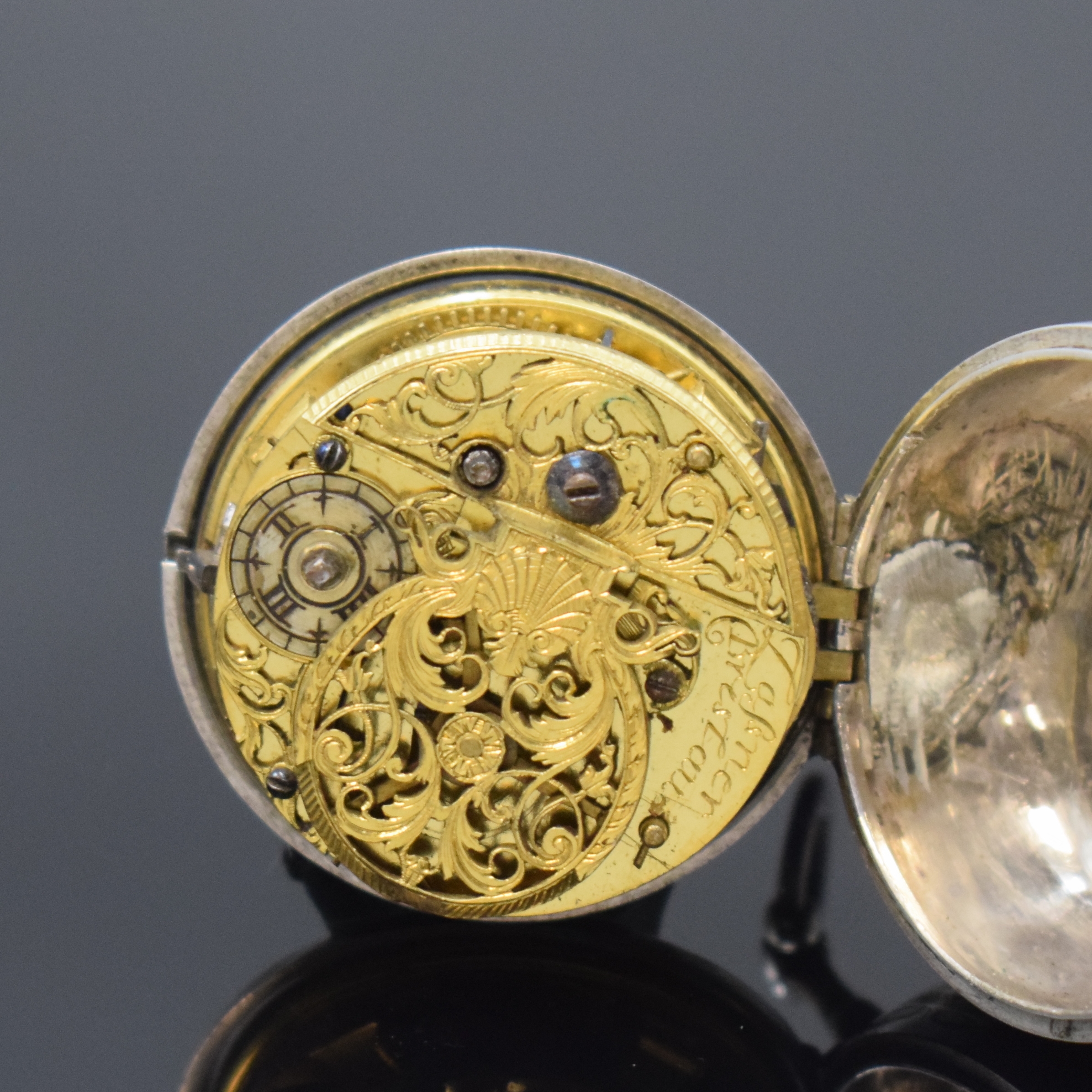 Detail e: ZASSNER Breslau Spindeltaschenuhr mit emailliertem Repousse Übergehäuse in Silber,um 1760, Schlüsselaufzug, glattes Geh. dell., Übergeh. m. ...