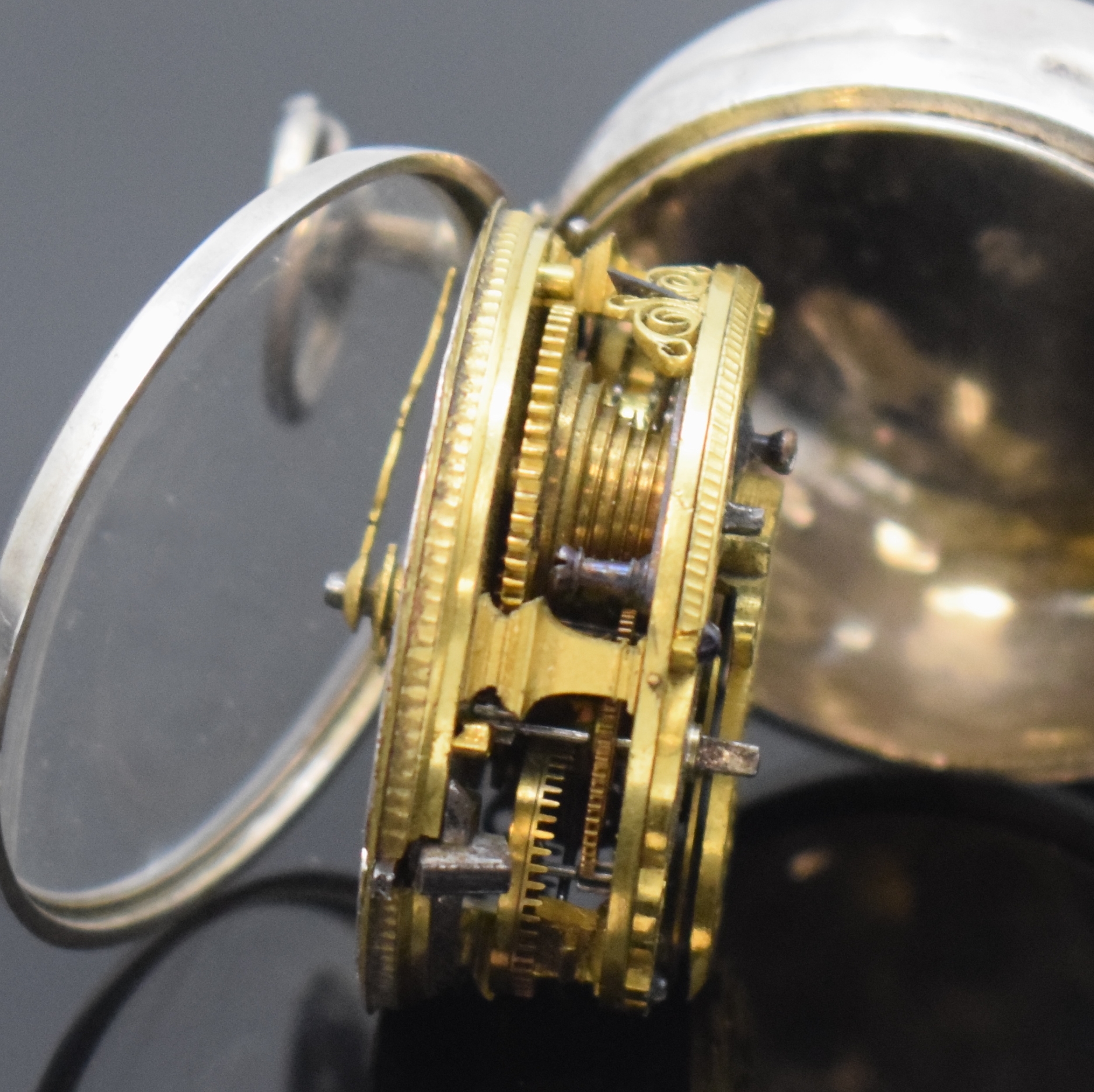 Detail f: ZASSNER Breslau Spindeltaschenuhr mit emailliertem Repousse Übergehäuse in Silber,um 1760, Schlüsselaufzug, glattes Geh. dell., Übergeh. m. ...