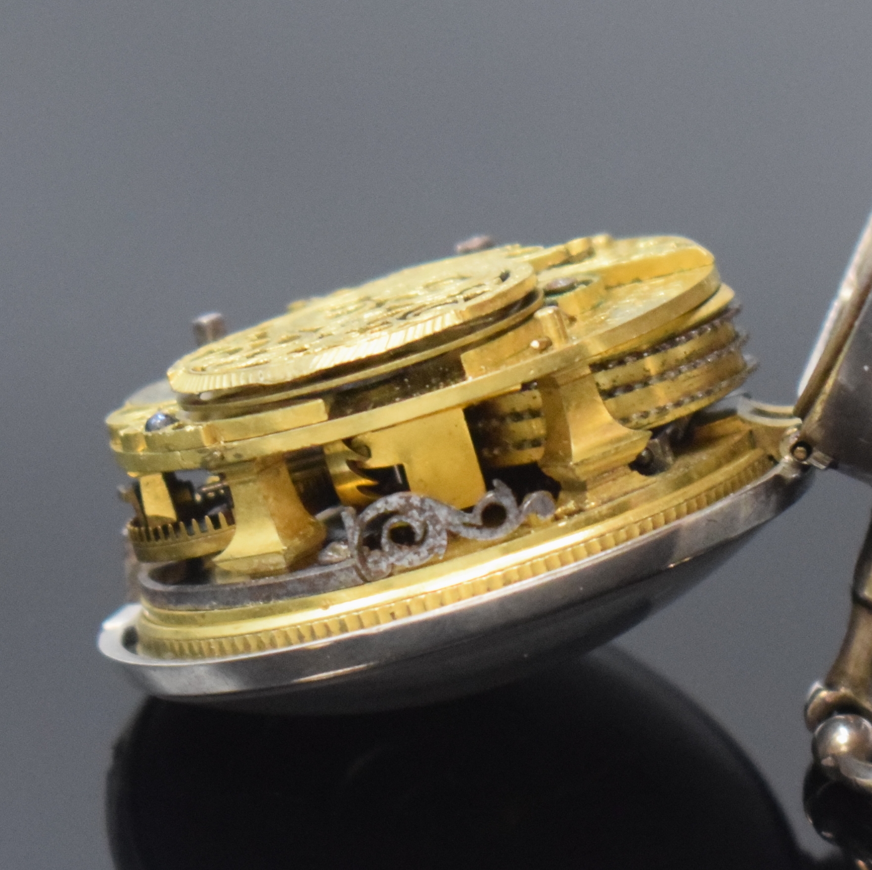 Detail g: ZASSNER Breslau Spindeltaschenuhr mit emailliertem Repousse Übergehäuse in Silber,um 1760, Schlüsselaufzug, glattes Geh. dell., Übergeh. m. ...