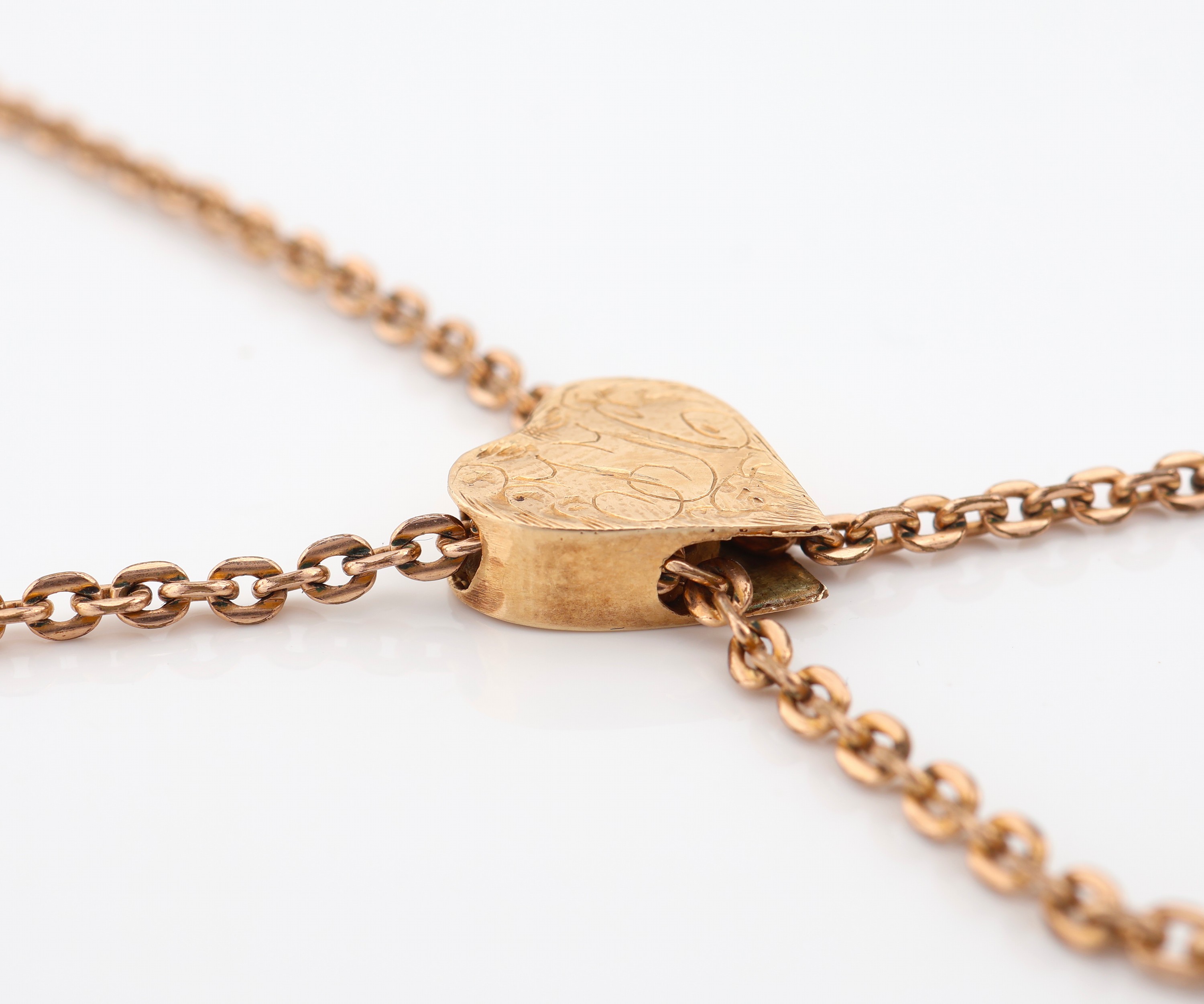 Detail a: 9 kt Gold Collier, wohl England um 1900, GG 375/000, Schieber in Herzform mit ligiertemMonogramm, L. ca. 64 cm, ca. 7.2 g, Herz verbeult