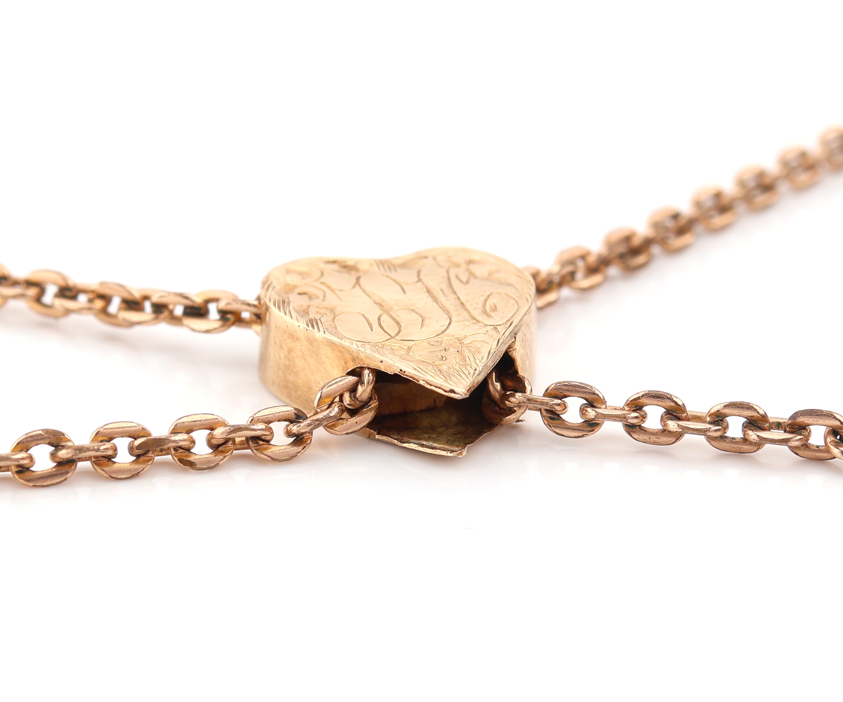 Detail b: 9 kt Gold Collier, wohl England um 1900, GG 375/000, Schieber in Herzform mit ligiertemMonogramm, L. ca. 64 cm, ca. 7.2 g, Herz verbeult