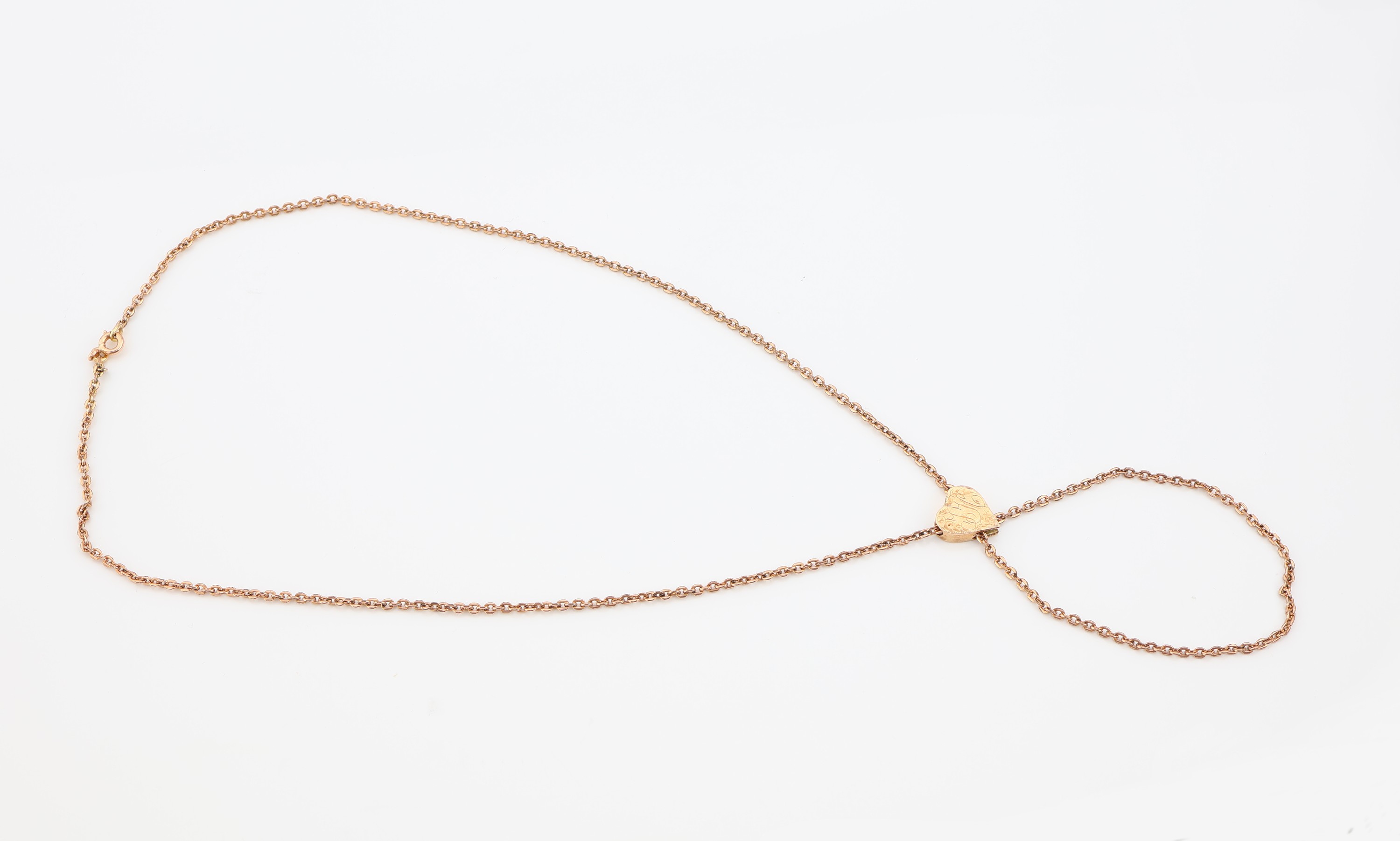 Detail c: 9 kt Gold Collier, wohl England um 1900, GG 375/000, Schieber in Herzform mit ligiertemMonogramm, L. ca. 64 cm, ca. 7.2 g, Herz verbeult