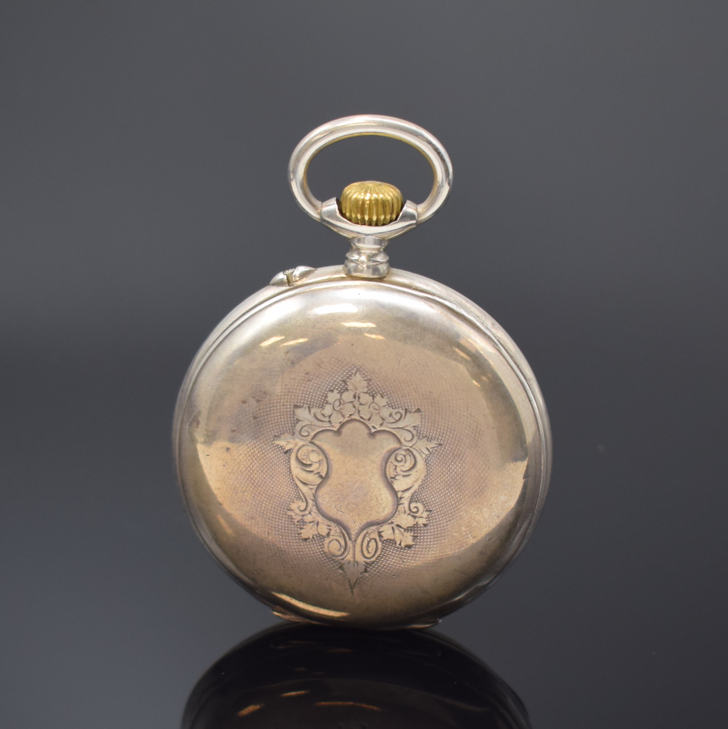 Detail a: Offene Taschenuhr in Silber mit springender digitaler Anzeige, Schweiz um 1890, Geh. dell., guill. Rückdeckel m. Monogrammspiegel, vers. Zifferbl. ...