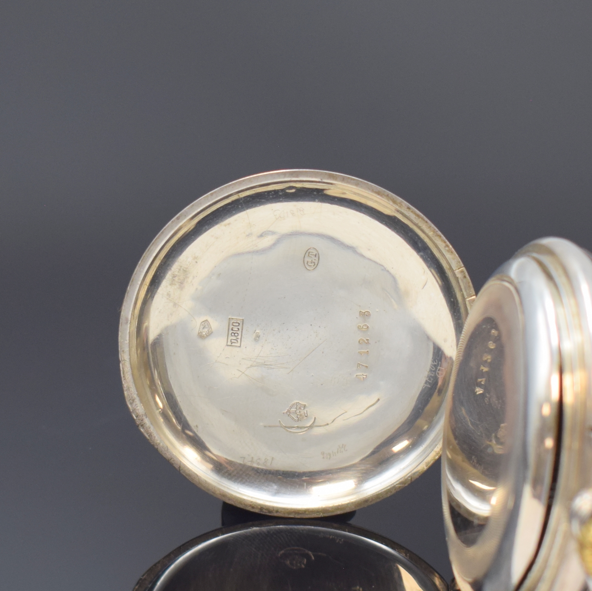 Detail b: Offene Taschenuhr in Silber mit springender digitaler Anzeige, Schweiz um 1890, Geh. dell., guill. Rückdeckel m. Monogrammspiegel, vers. Zifferbl. ...