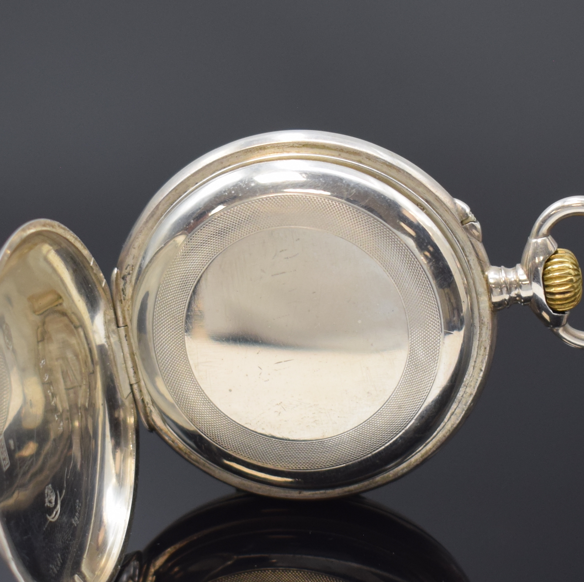 Detail c: Offene Taschenuhr in Silber mit springender digitaler Anzeige, Schweiz um 1890, Geh. dell., guill. Rückdeckel m. Monogrammspiegel, vers. Zifferbl. ...