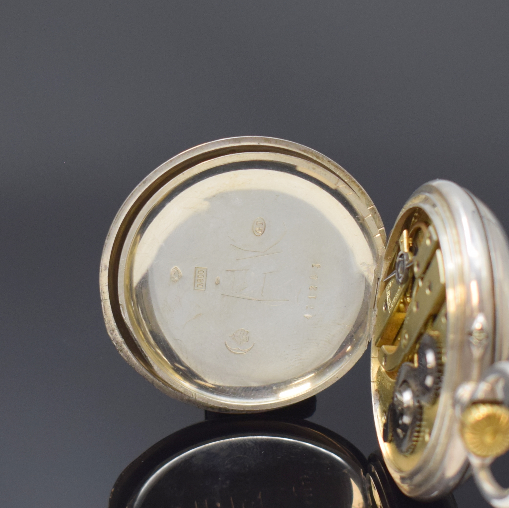 Detail d: Offene Taschenuhr in Silber mit springender digitaler Anzeige, Schweiz um 1890, Geh. dell., guill. Rückdeckel m. Monogrammspiegel, vers. Zifferbl. ...