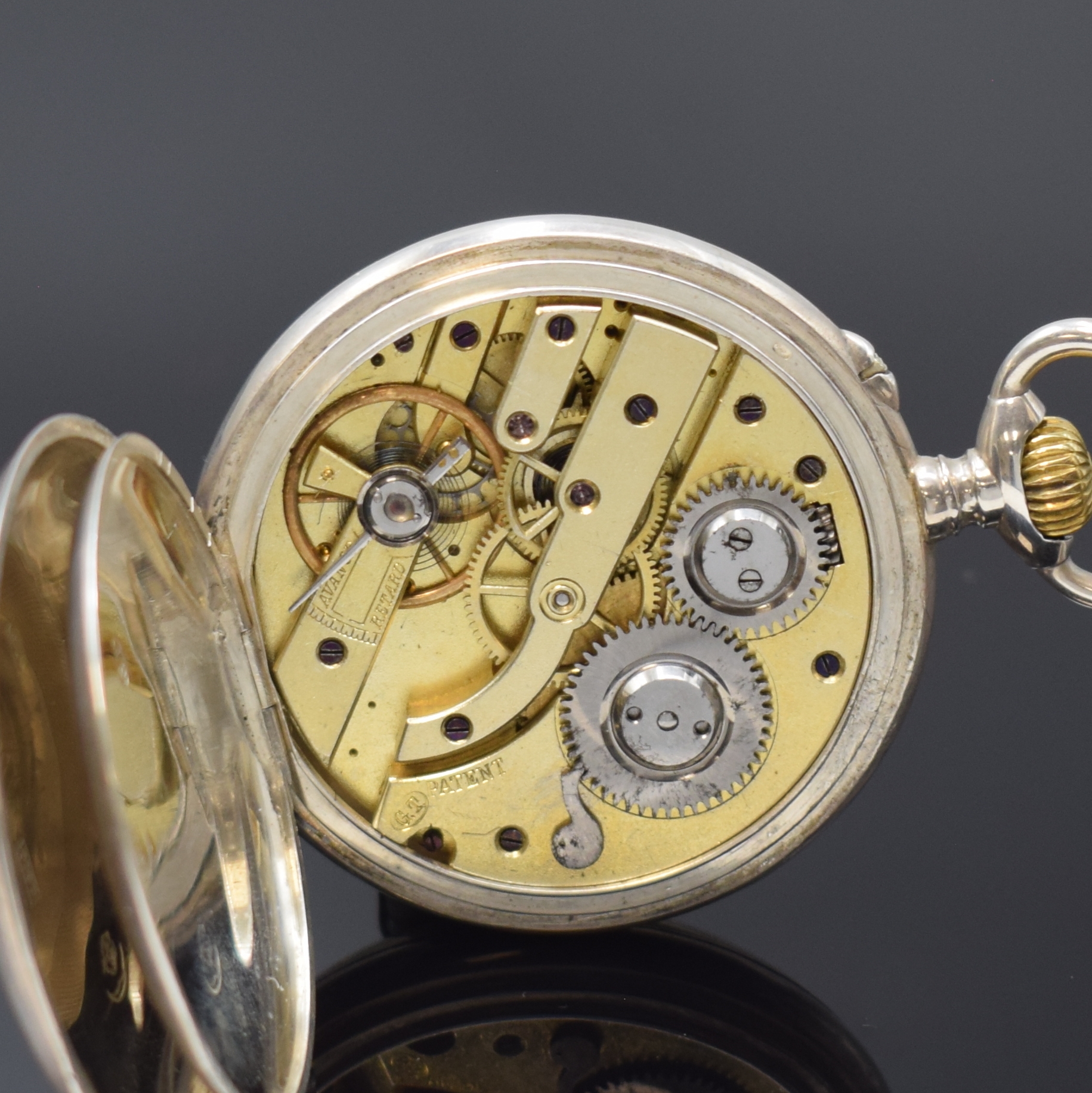 Detail e: Offene Taschenuhr in Silber mit springender digitaler Anzeige, Schweiz um 1890, Geh. dell., guill. Rückdeckel m. Monogrammspiegel, vers. Zifferbl. ...