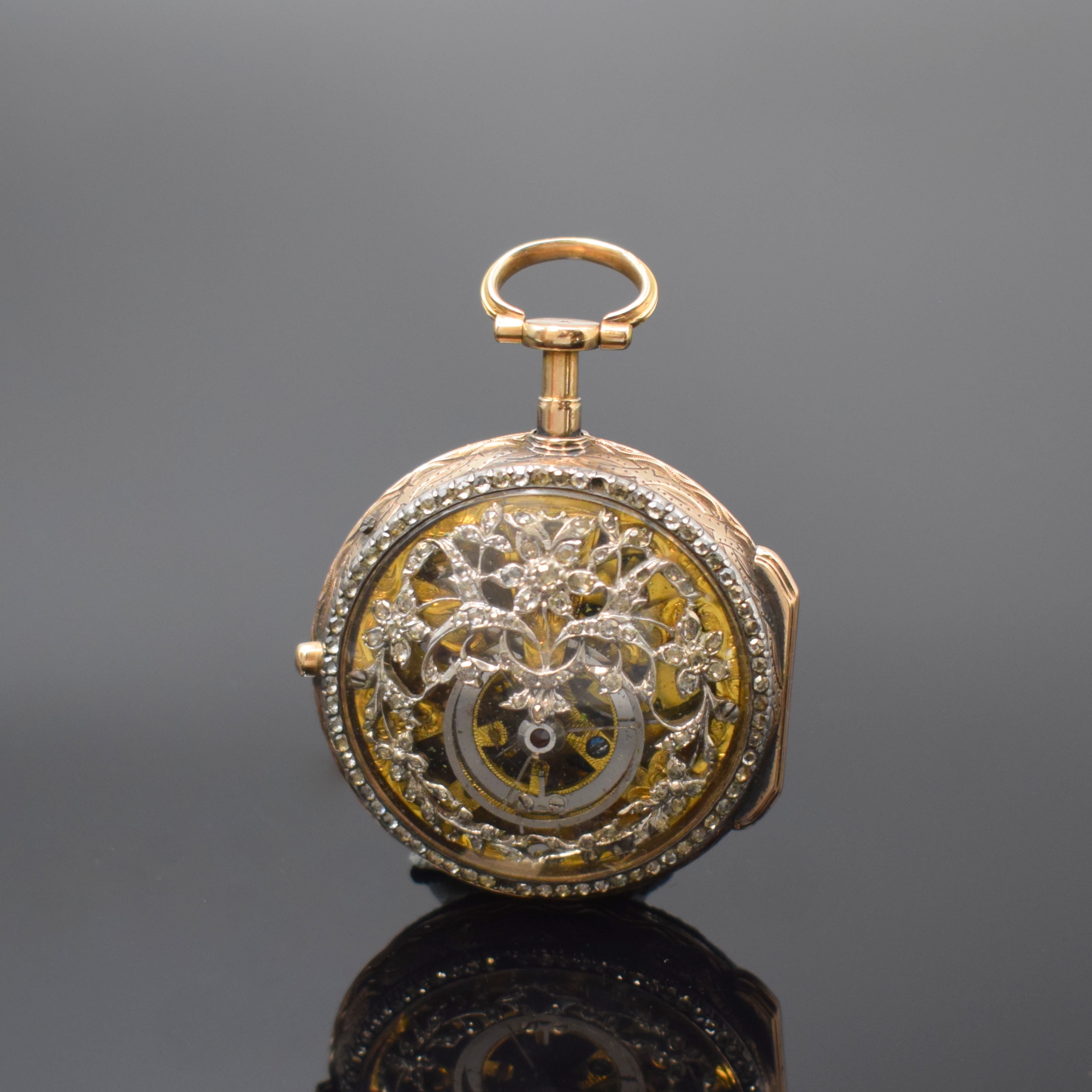 Skelettierte seltene diamantbesetzte Spindeltaschenuhr in Rosegold, um 1780, beids. vergl. Geh. m. großem Außenscharnier, Lünetten vorder- u. ...