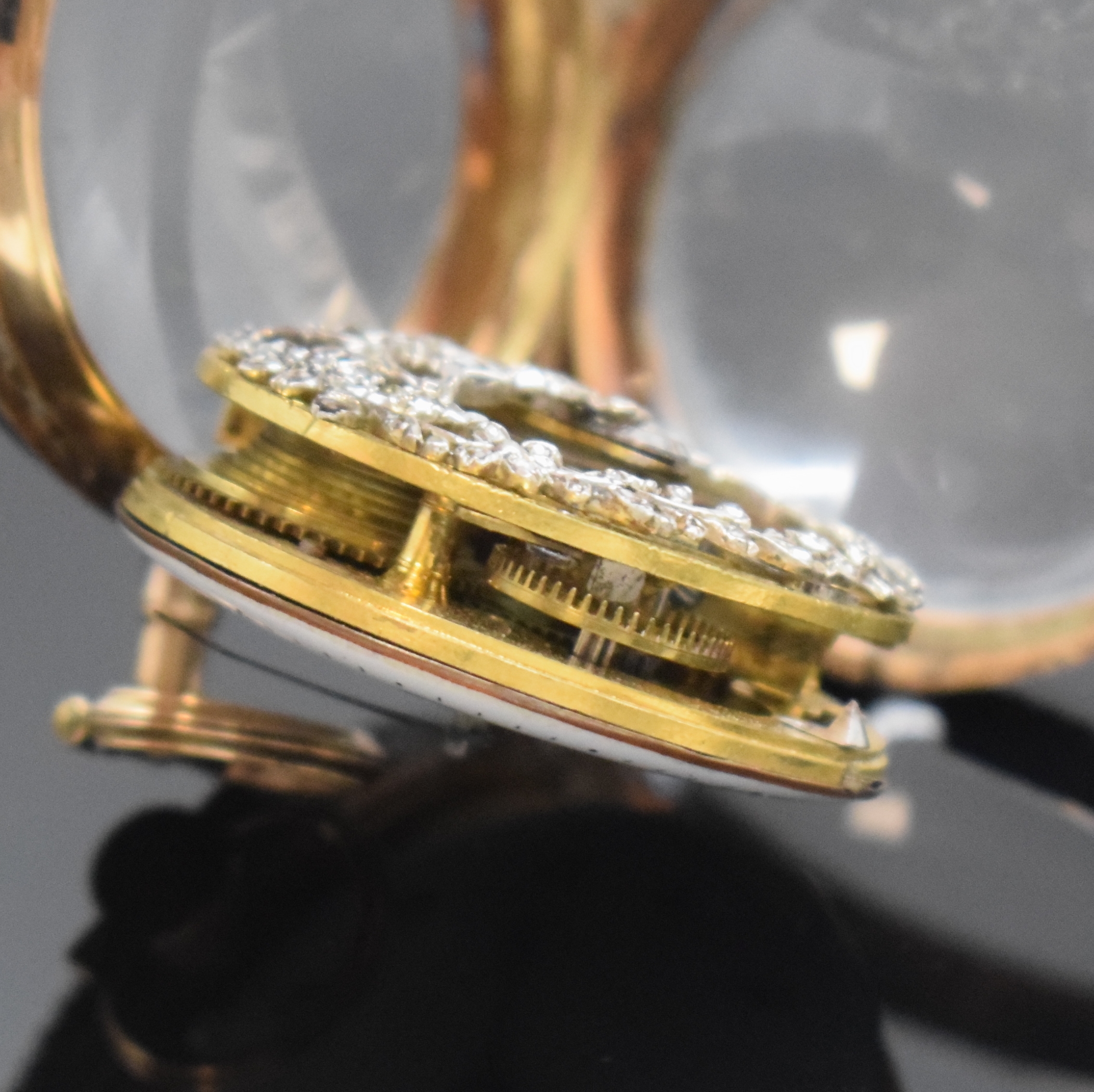 Detail c: Skelettierte seltene diamantbesetzte Spindeltaschenuhr in Rosegold, um 1780, beids. vergl. Geh. m. großem Außenscharnier, Lünetten vorder- u. ...