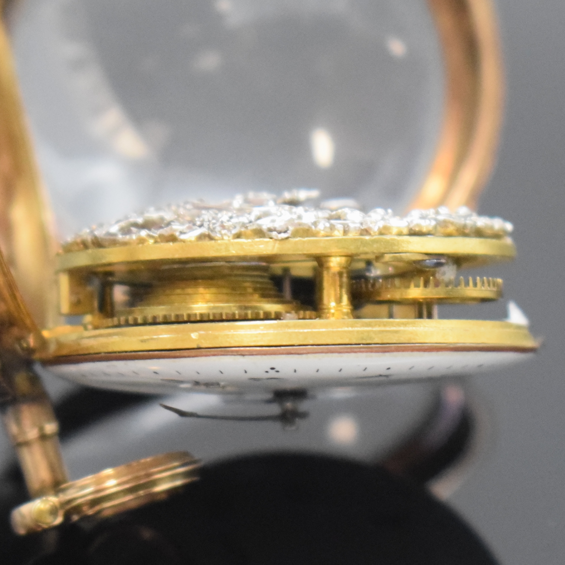 Detail d: Skelettierte seltene diamantbesetzte Spindeltaschenuhr in Rosegold, um 1780, beids. vergl. Geh. m. großem Außenscharnier, Lünetten vorder- u. ...