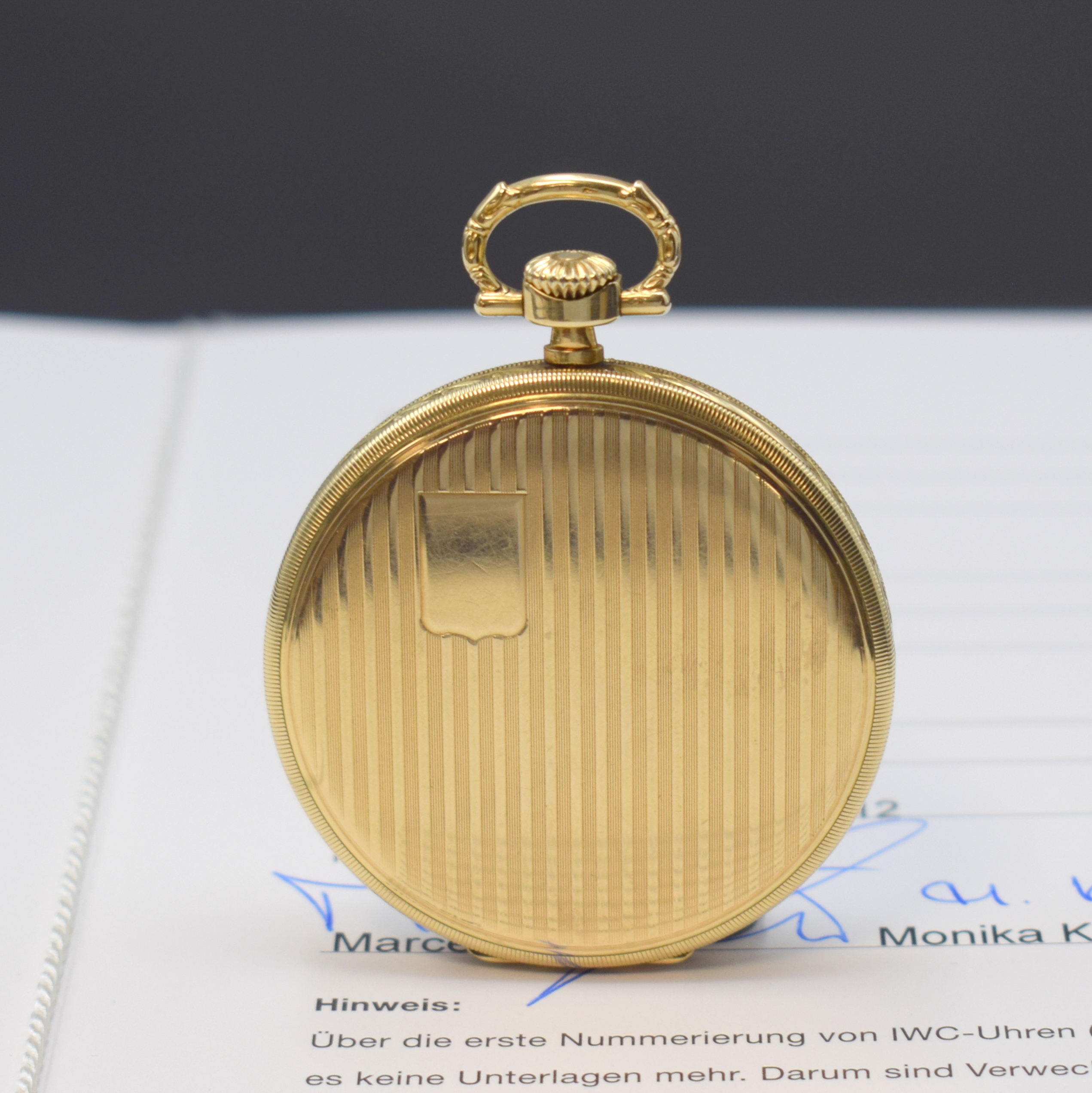 Detail a: IWC Frackuhr in GG 585/000, Schweiz verk. lt. beil. Stammbuchauszug 12/1929, floral grav. Lépine-Geh., Rückdeckel m. Strahlendekor, Goldcuvette, ...