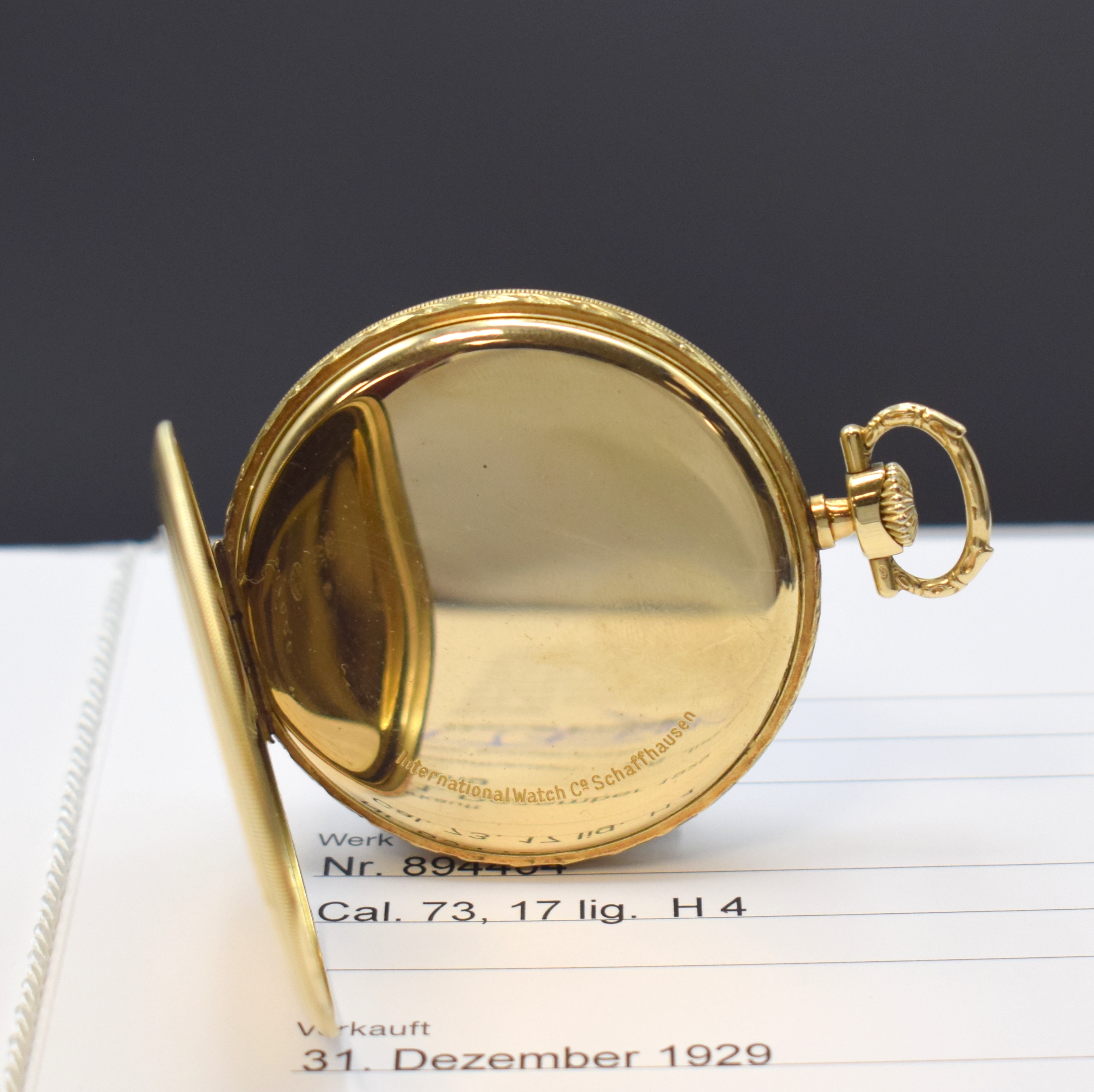 Detail c: IWC Frackuhr in GG 585/000, Schweiz verk. lt. beil. Stammbuchauszug 12/1929, floral grav. Lépine-Geh., Rückdeckel m. Strahlendekor, Goldcuvette, ...