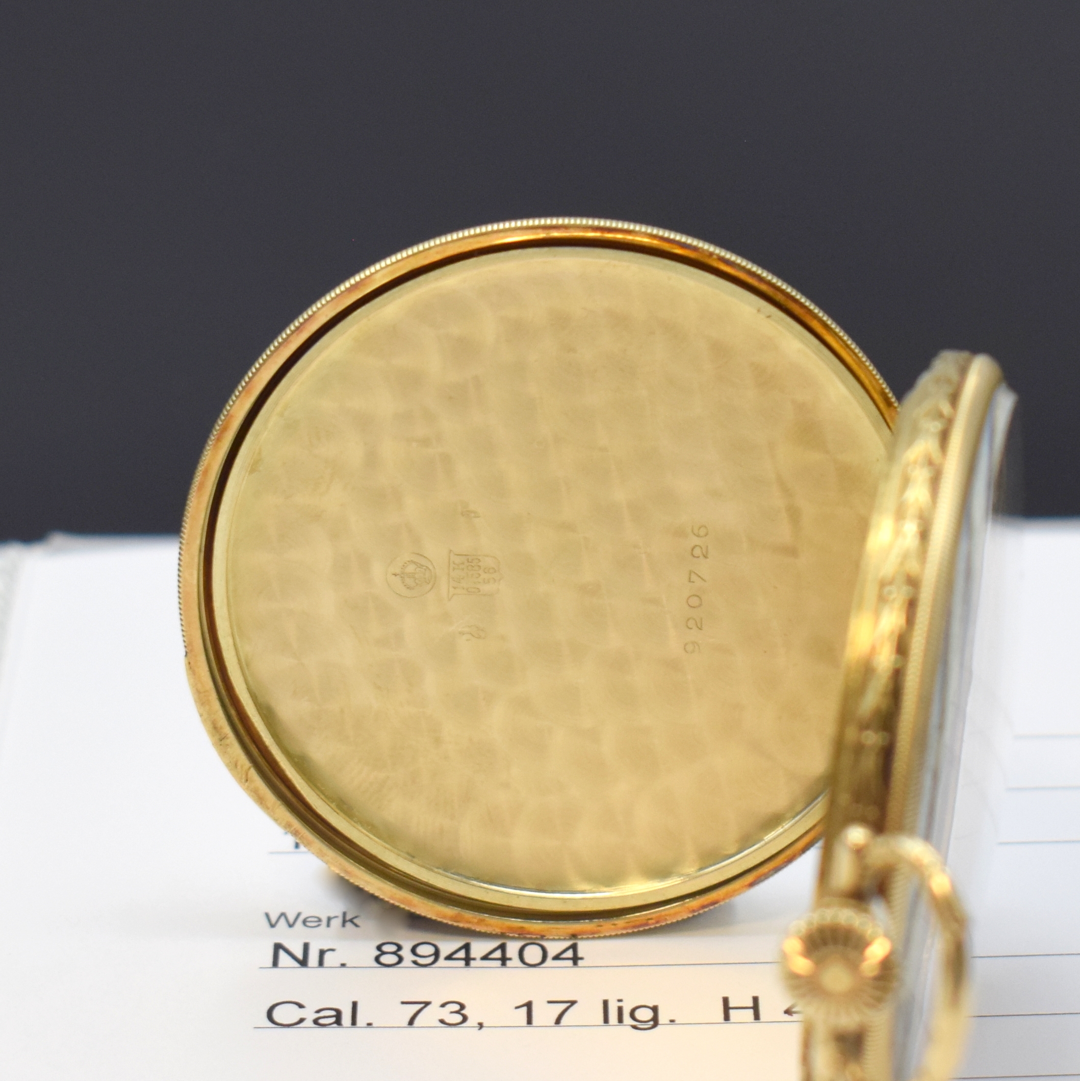 Detail d: IWC Frackuhr in GG 585/000, Schweiz verk. lt. beil. Stammbuchauszug 12/1929, floral grav. Lépine-Geh., Rückdeckel m. Strahlendekor, Goldcuvette, ...