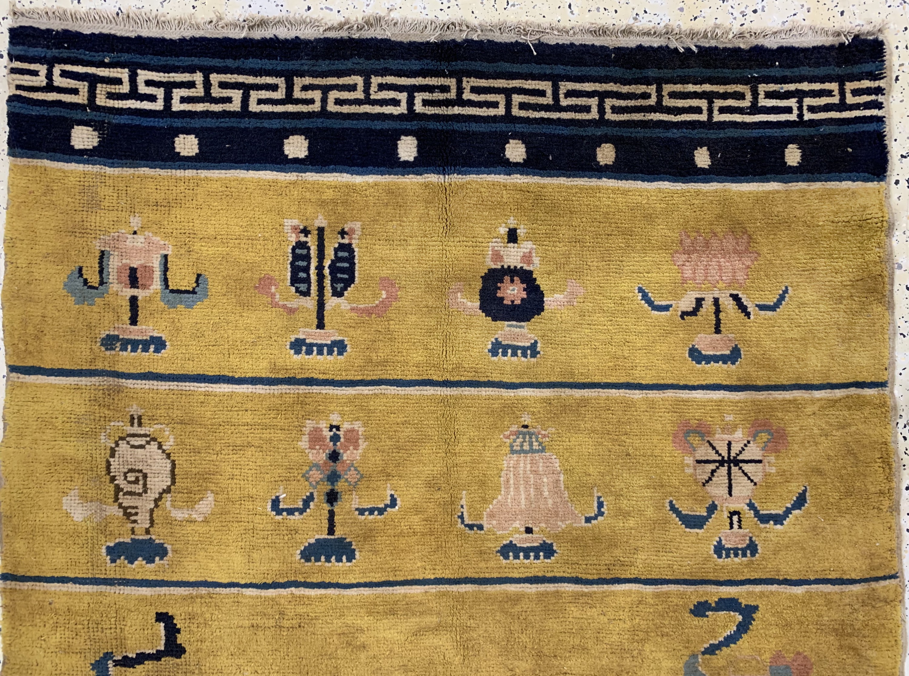 Detail a: "Tempel-Säulenteppich"antik, China, um 1900, Wolle auf Baumwolle, ca. 300 x 142 cm, Mottenfraß, EHZ: 3