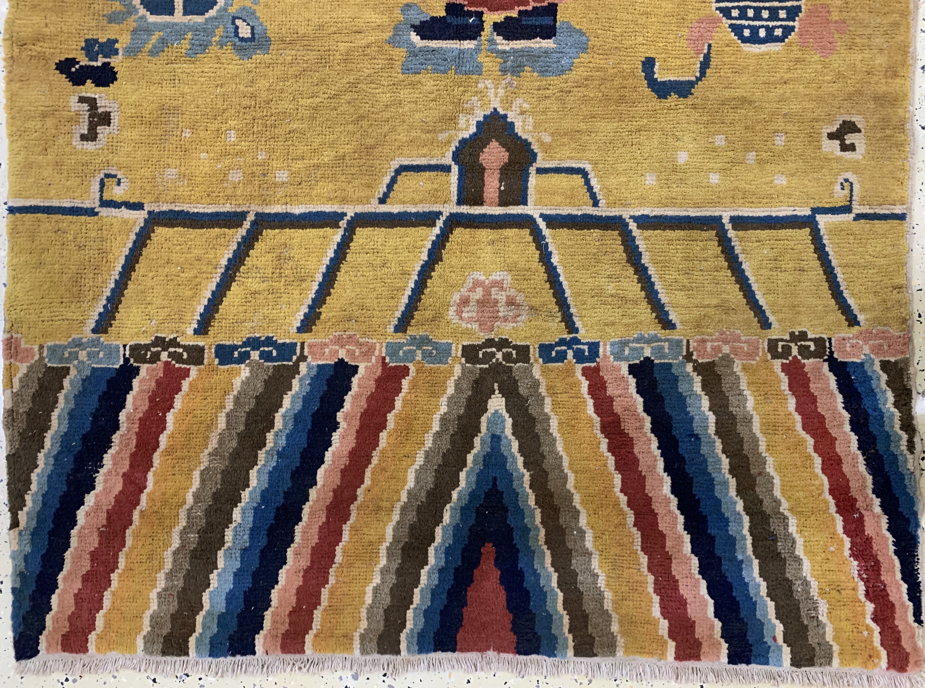 Detail c: "Tempel-Säulenteppich"antik, China, um 1900, Wolle auf Baumwolle, ca. 300 x 142 cm, Mottenfraß, EHZ: 3