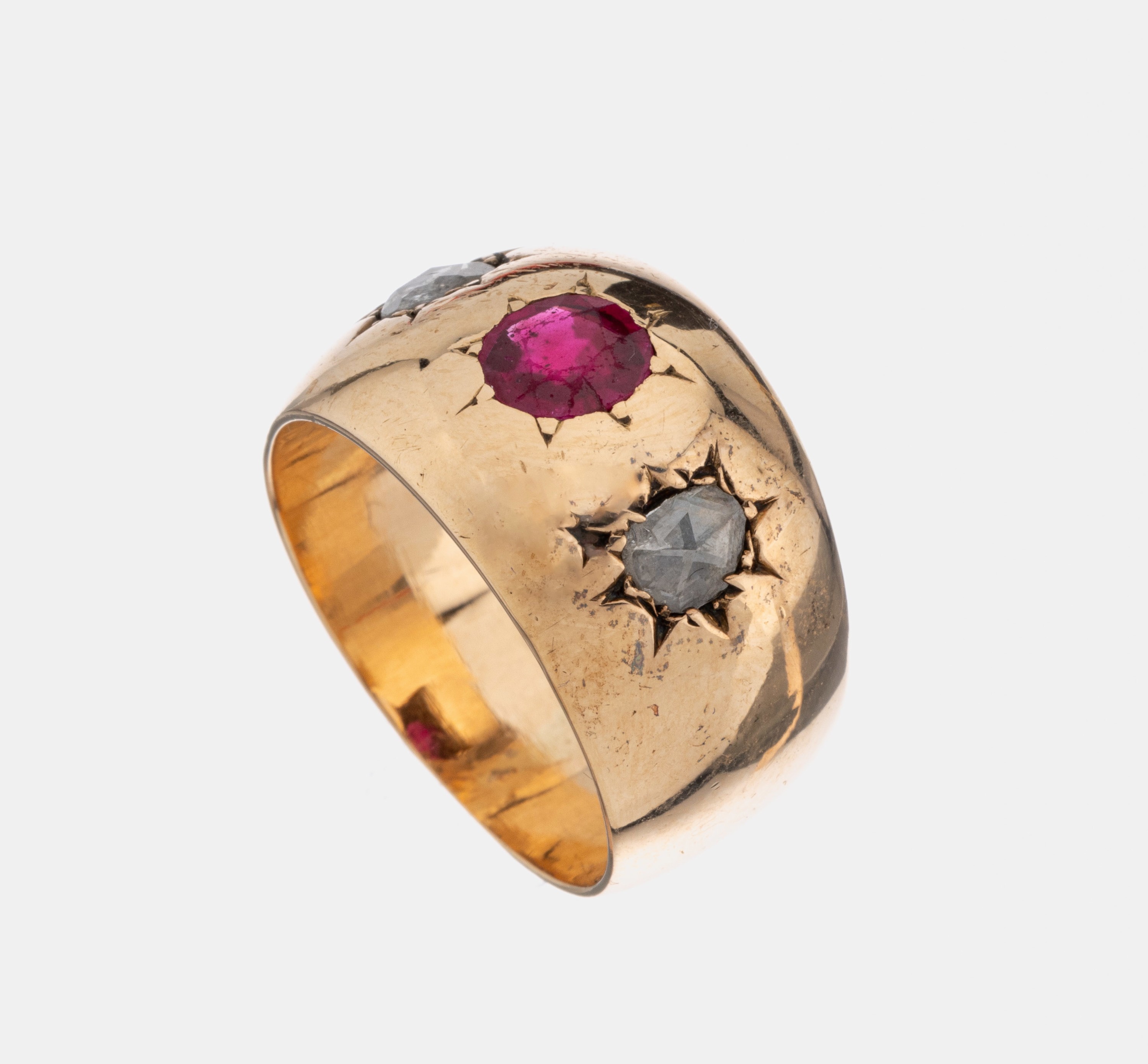 14 kt Gold Diamant-Ring, wohl England um 1890/1900, GG 585/000 (gepr.), mittig ein synth. Rubin umgeben von 2 Altschliffdiamantenzus. ca. 0.40 ct, ...