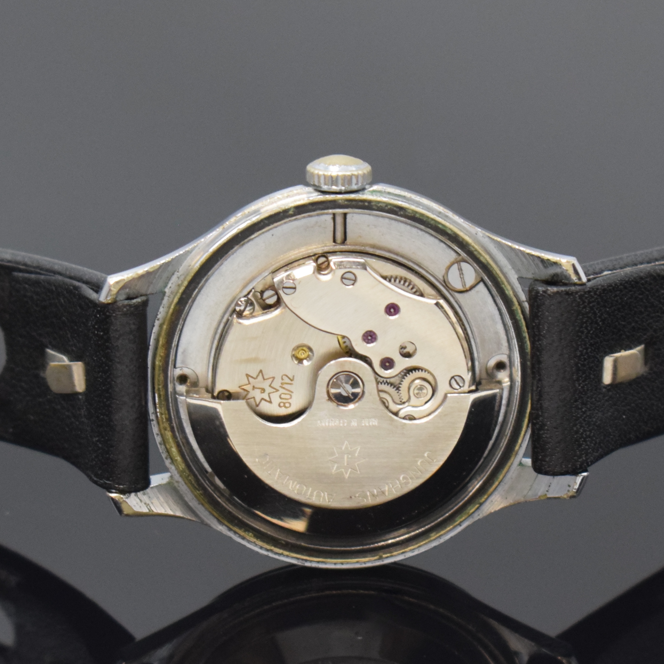 Detail d: JUNGHANS Herrenarmbanduhr mit Gangreserveanzeige Kaliber 80/12, Deutschland um 1950, Automatik, verchr. Geh., Boden verschr., silb. Zifferbl. m. ...