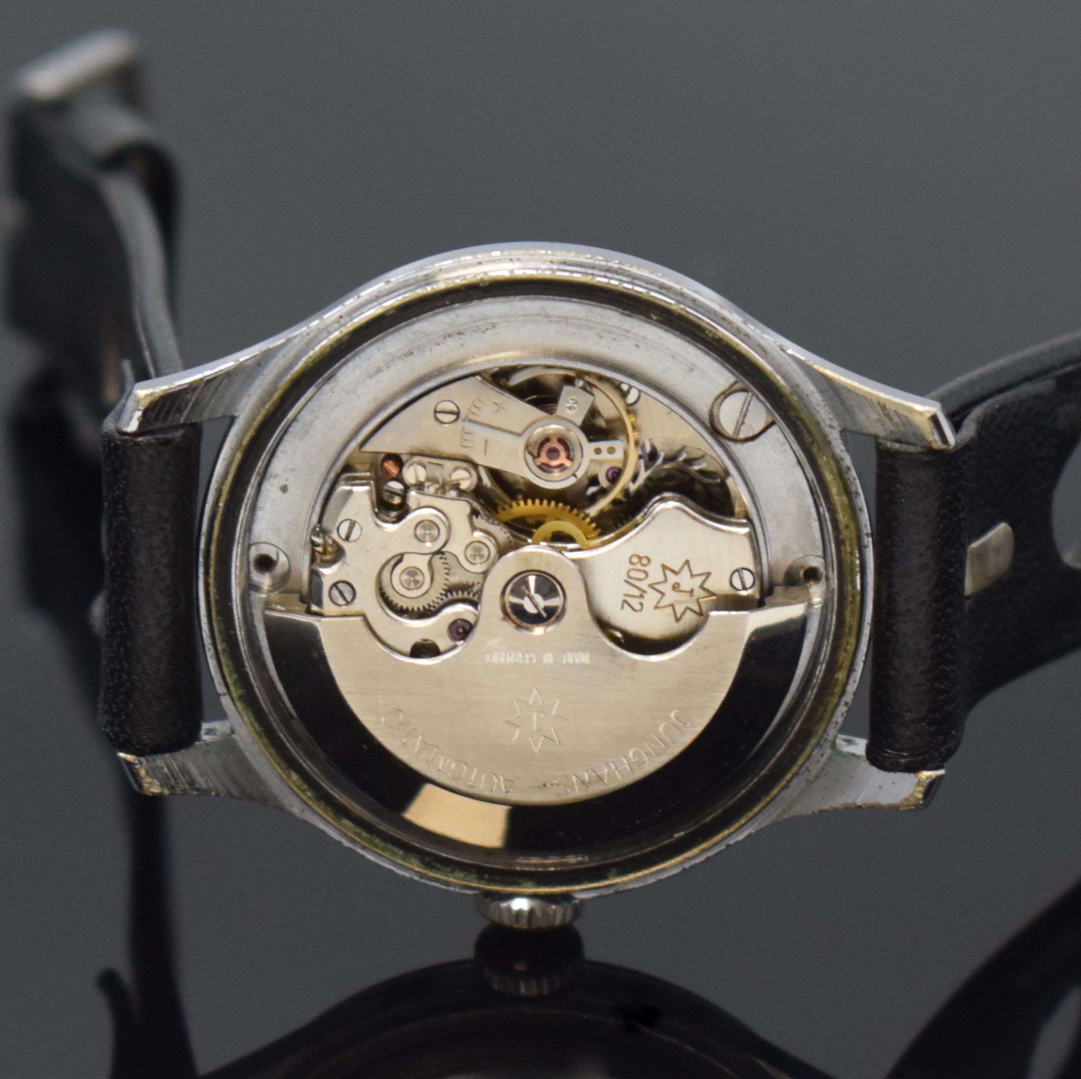 Detail e: JUNGHANS Herrenarmbanduhr mit Gangreserveanzeige Kaliber 80/12, Deutschland um 1950, Automatik, verchr. Geh., Boden verschr., silb. Zifferbl. m. ...