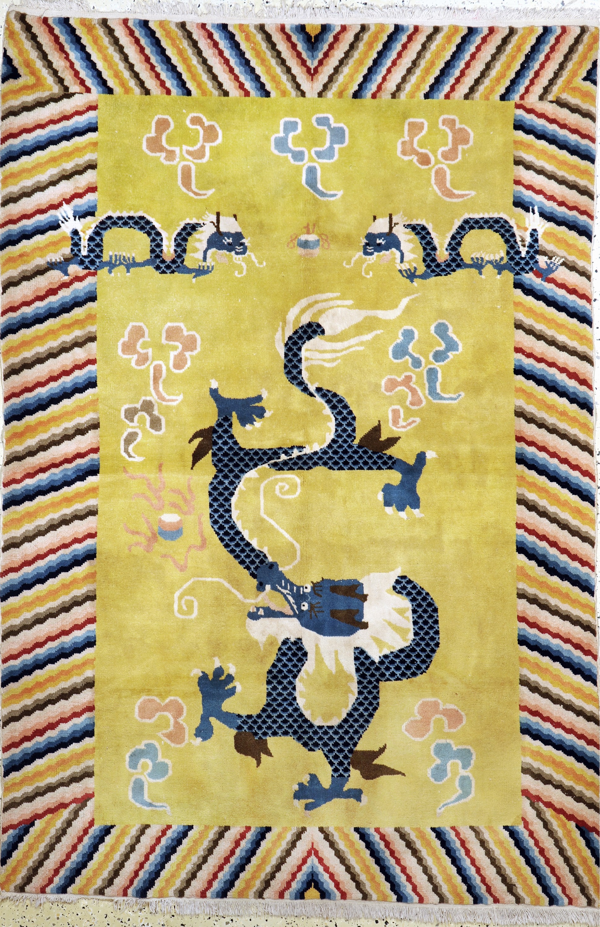 "Drachenteppich"alt, China, Anfang 20.Jhd, Wolle auf Baumwolle, ca. 230 x 155 cm, EHZ: 2 fleckig, kleine Florfehlstellen.